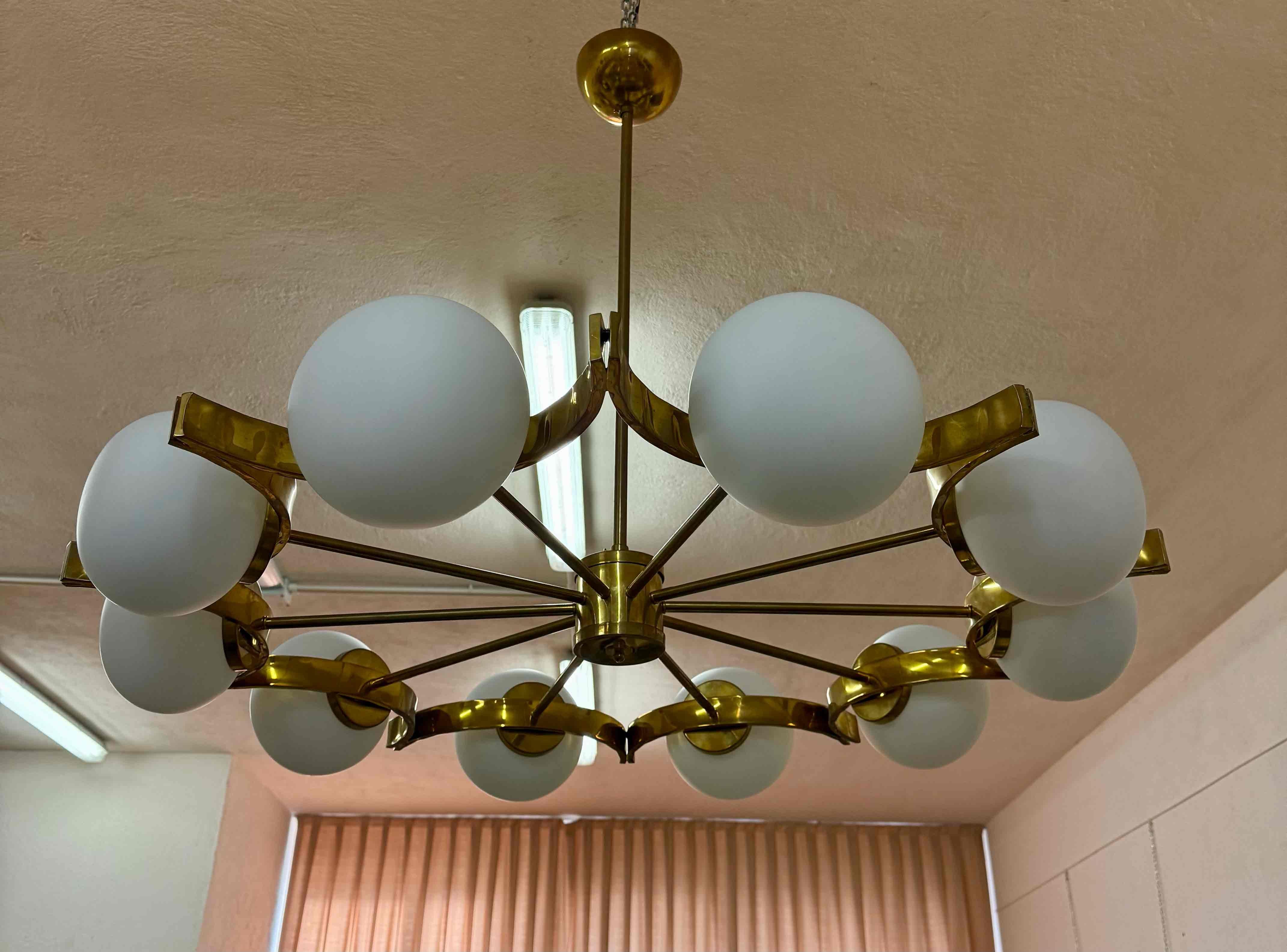 Italian Murano Glass Chandelier with 10 White Spheres and Radial Brass Structure im Angebot 4