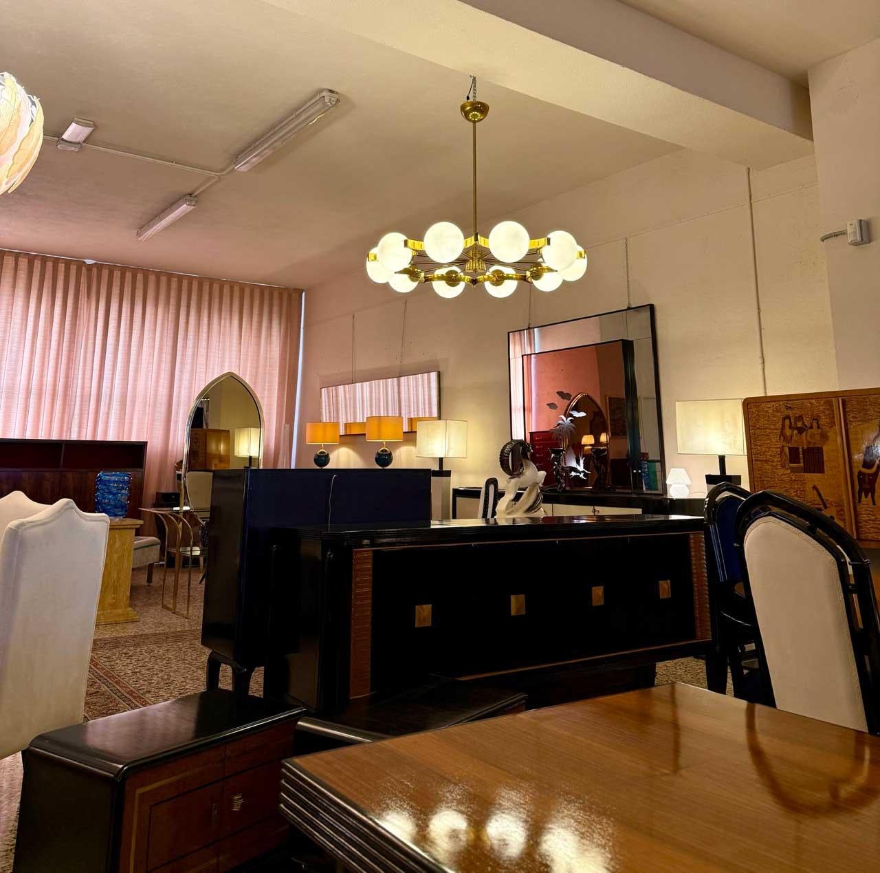 Italian Murano Glass Chandelier with 10 White Spheres and Radial Brass Structure im Angebot 5