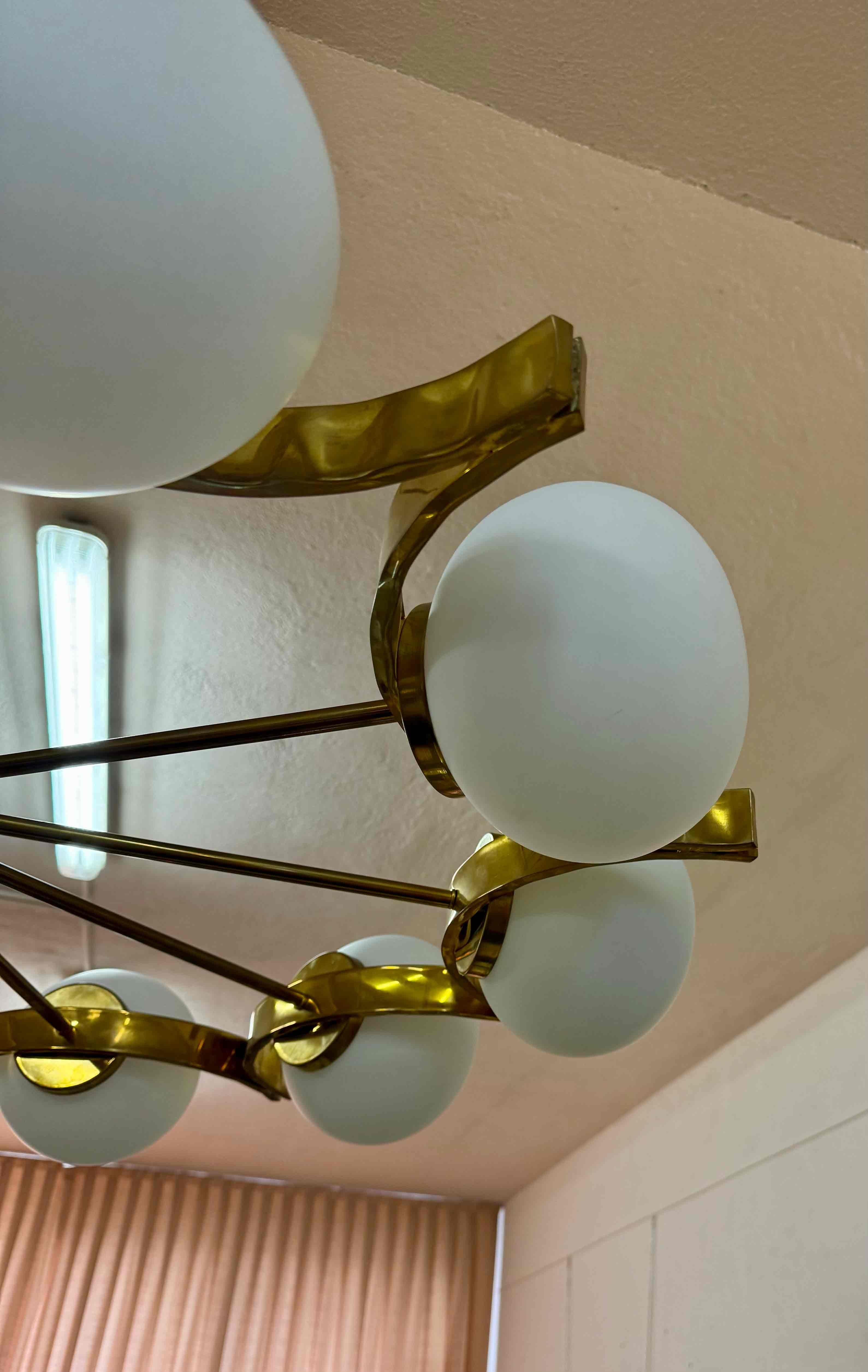 Italian Murano Glass Chandelier with 10 White Spheres and Radial Brass Structure im Angebot 3