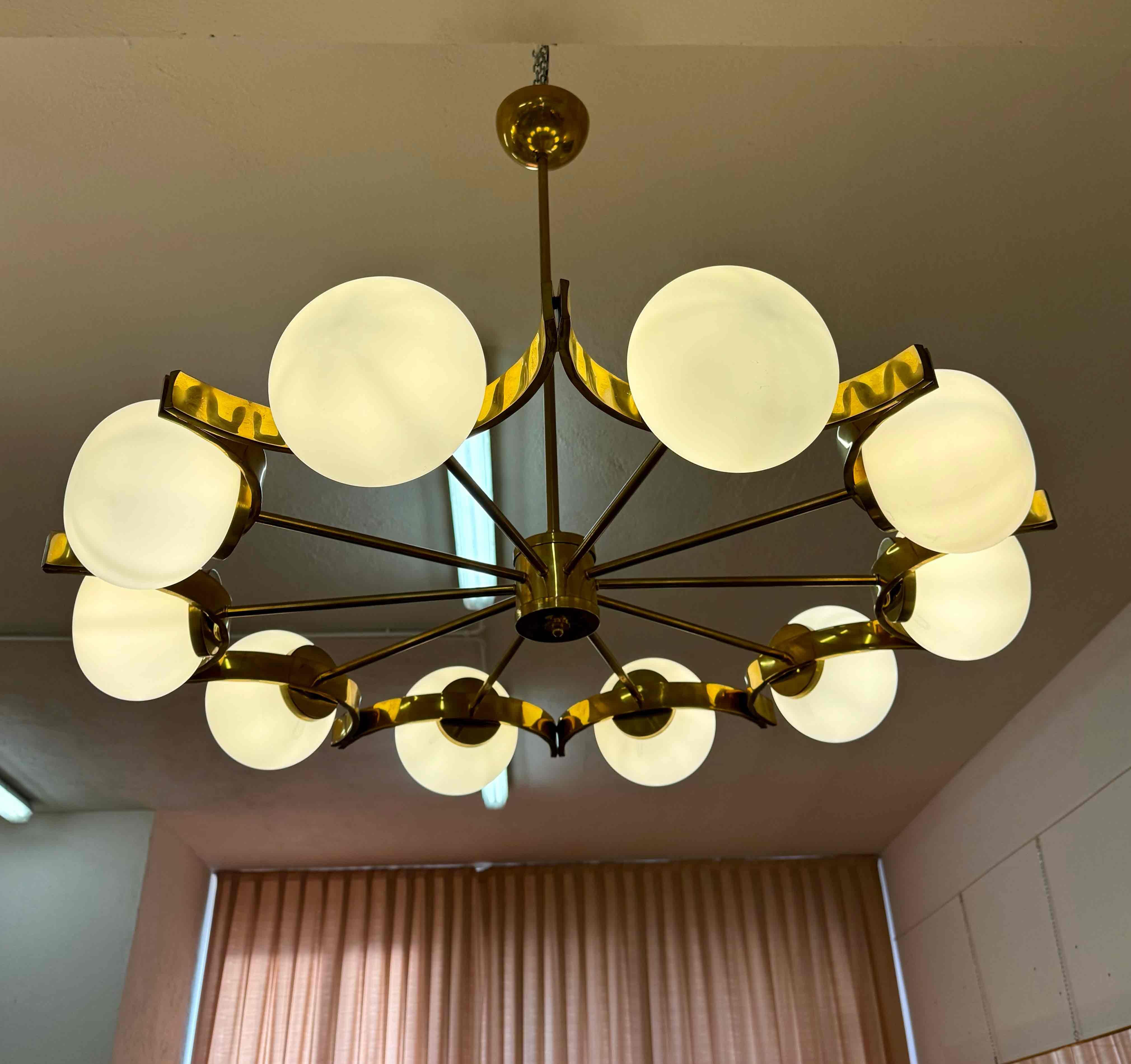 Italian Murano Glass Chandelier with 10 White Spheres and Radial Brass Structure (Art déco) im Angebot