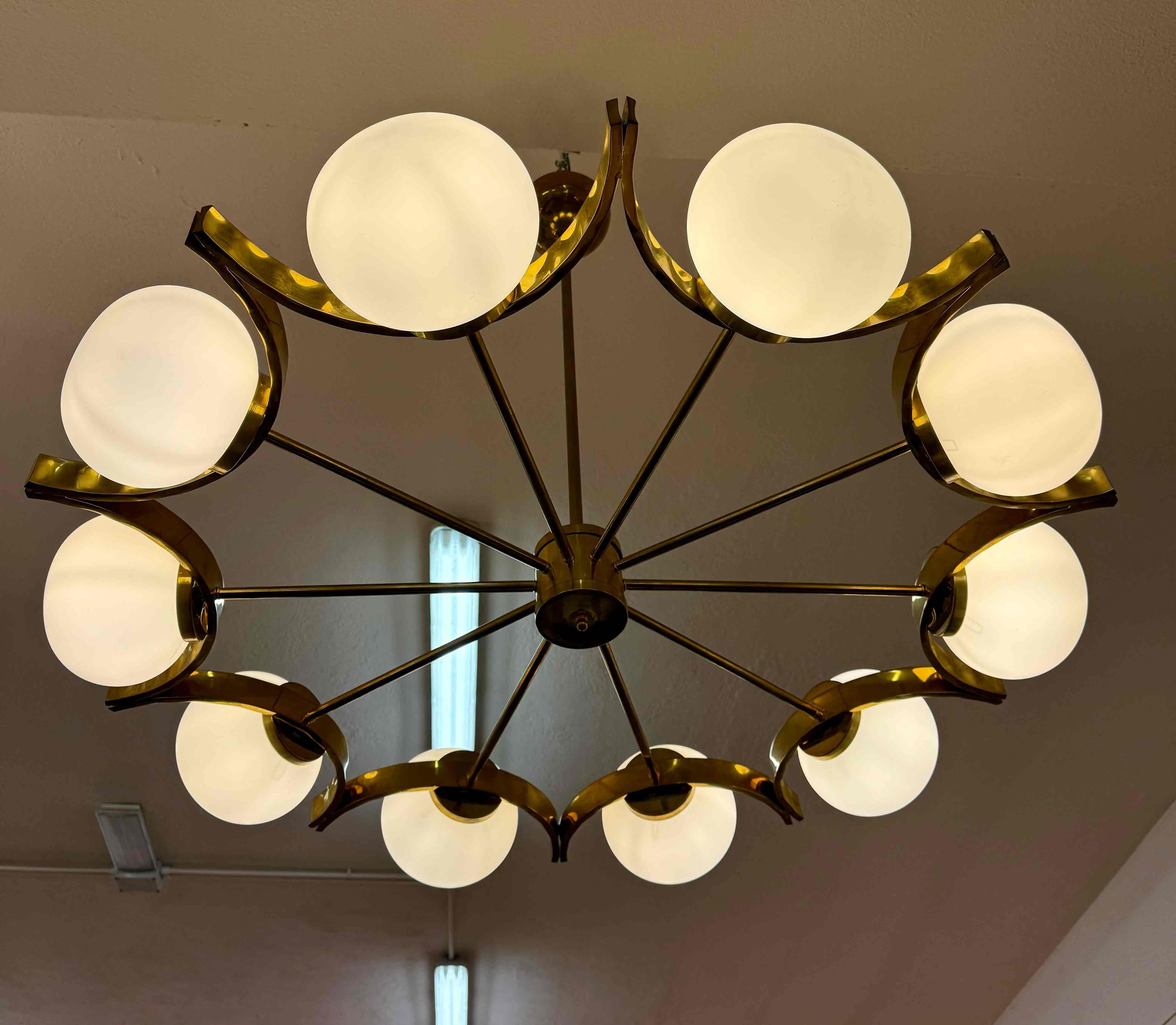 Italian Murano Glass Chandelier with 10 White Spheres and Radial Brass Structure (Italienisch) im Angebot