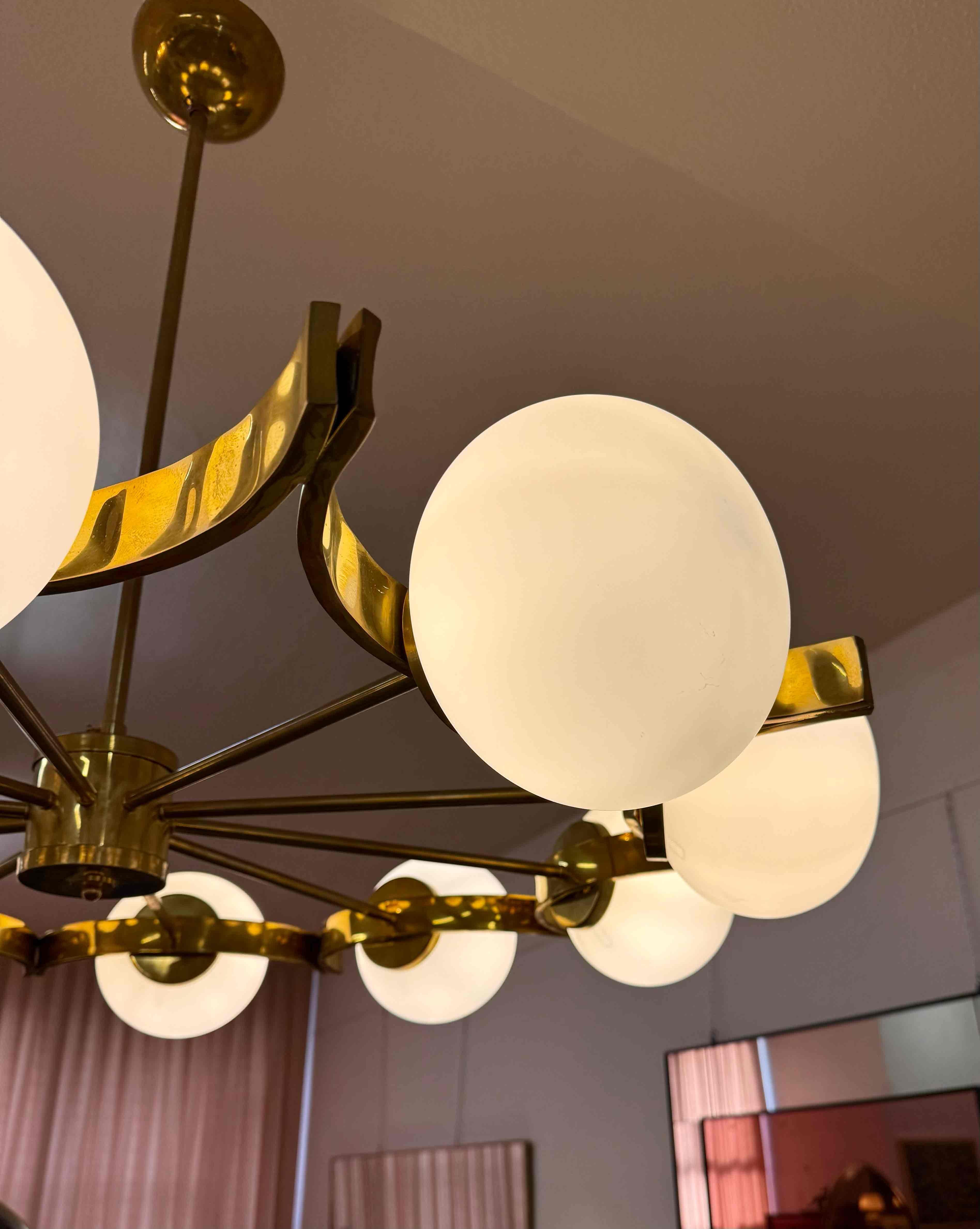 Italian Murano Glass Chandelier with 10 White Spheres and Radial Brass Structure im Zustand „Gut“ im Angebot in Meda, MB