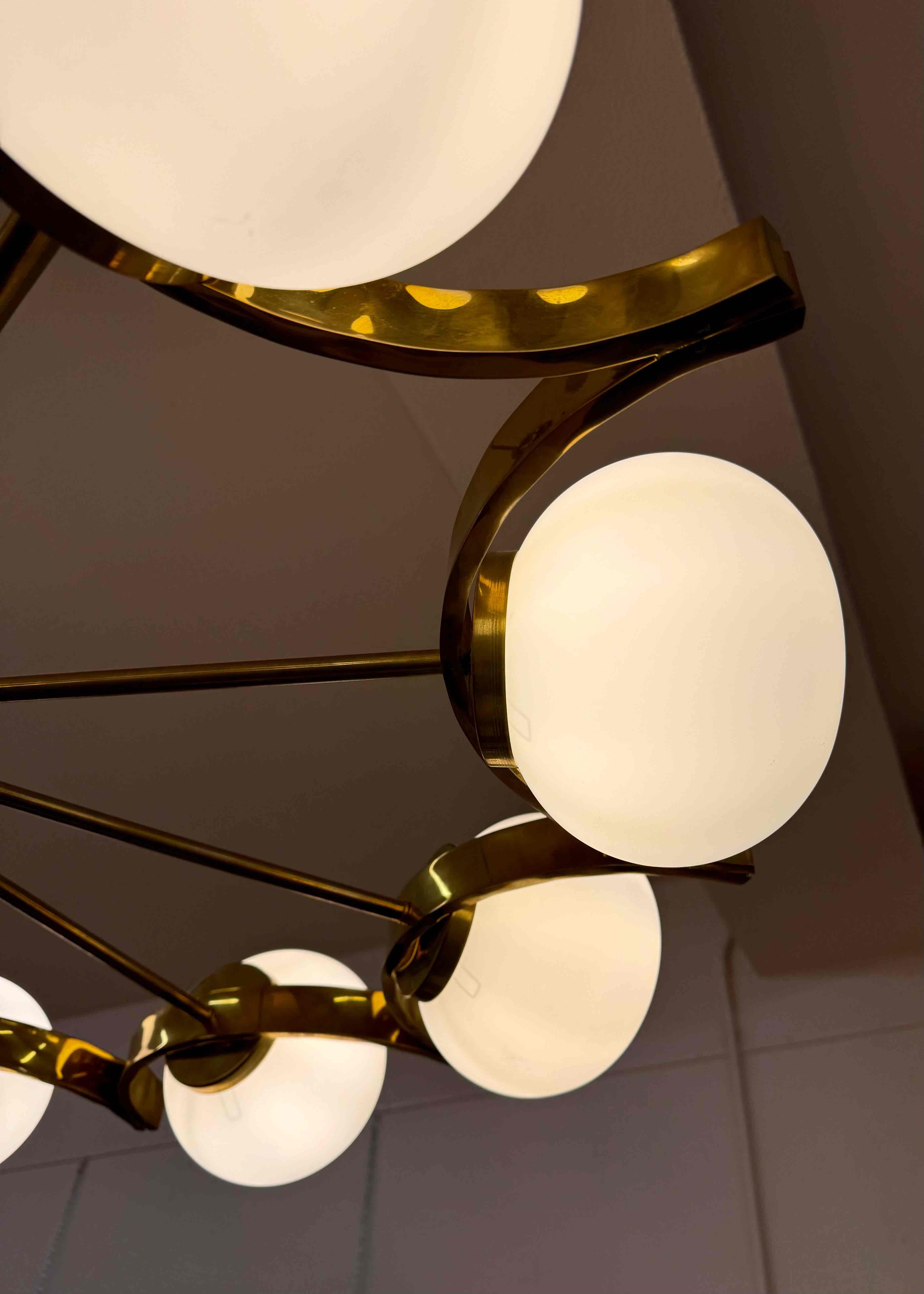 Italian Murano Glass Chandelier with 10 White Spheres and Radial Brass Structure (21. Jahrhundert und zeitgenössisch) im Angebot