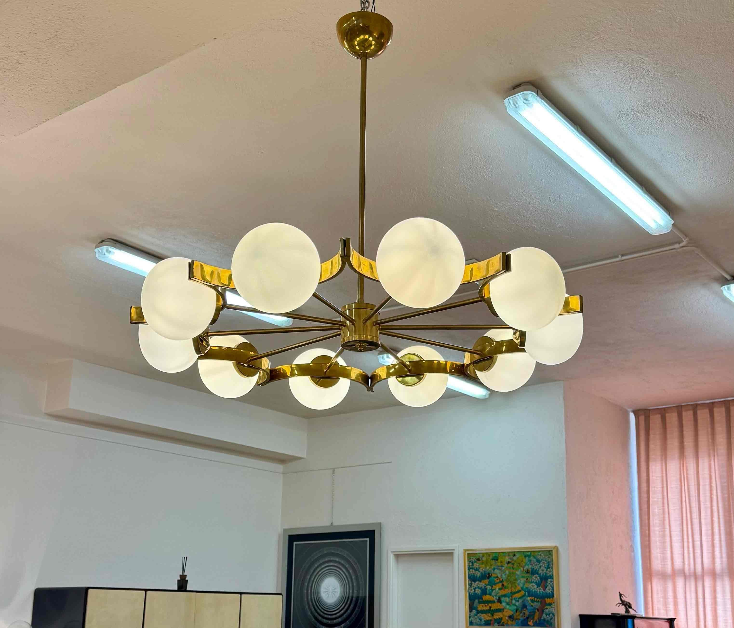 Italian Murano Glass Chandelier with 10 White Spheres and Radial Brass Structure (Messing) im Angebot