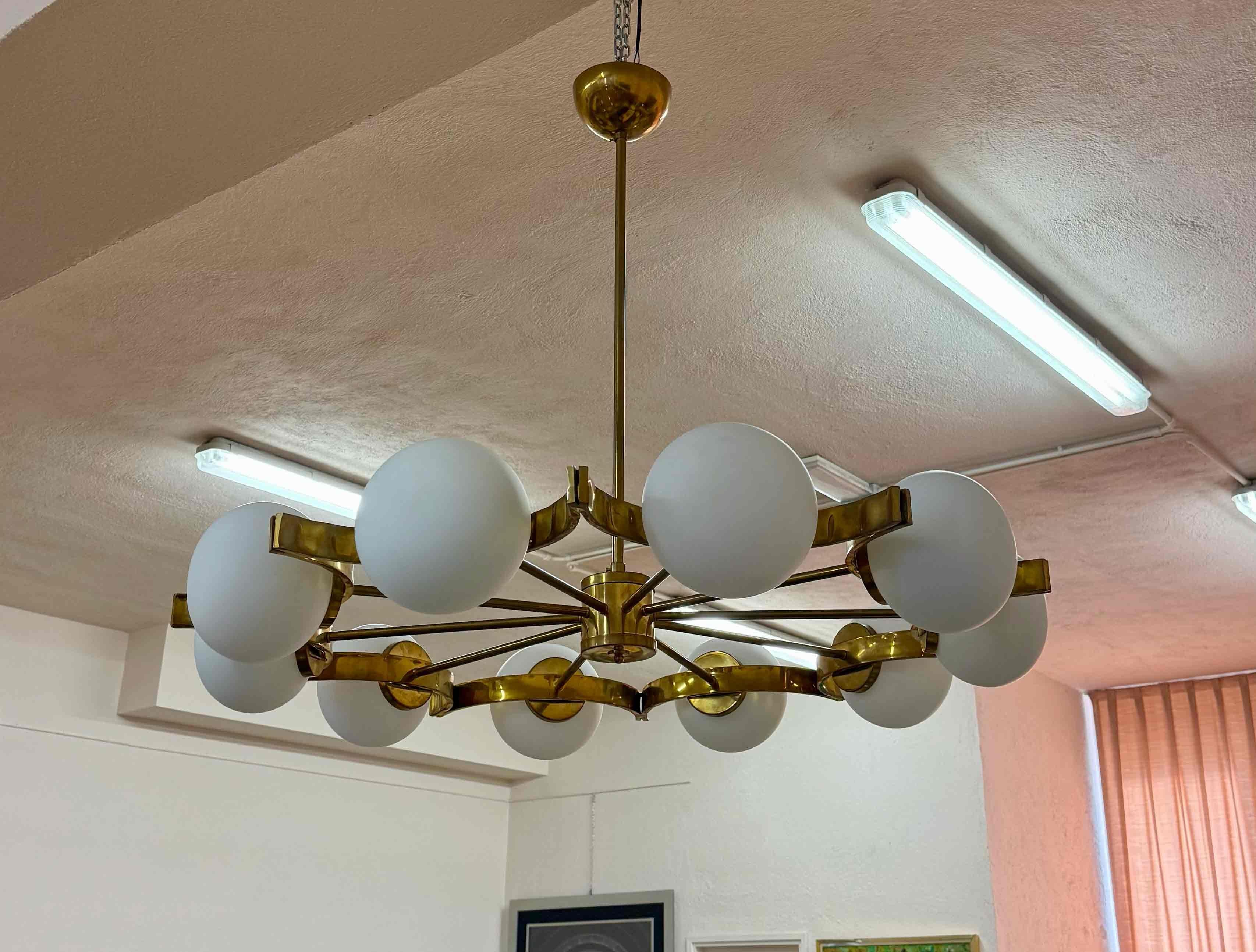 Italian Murano Glass Chandelier with 10 White Spheres and Radial Brass Structure im Angebot 1