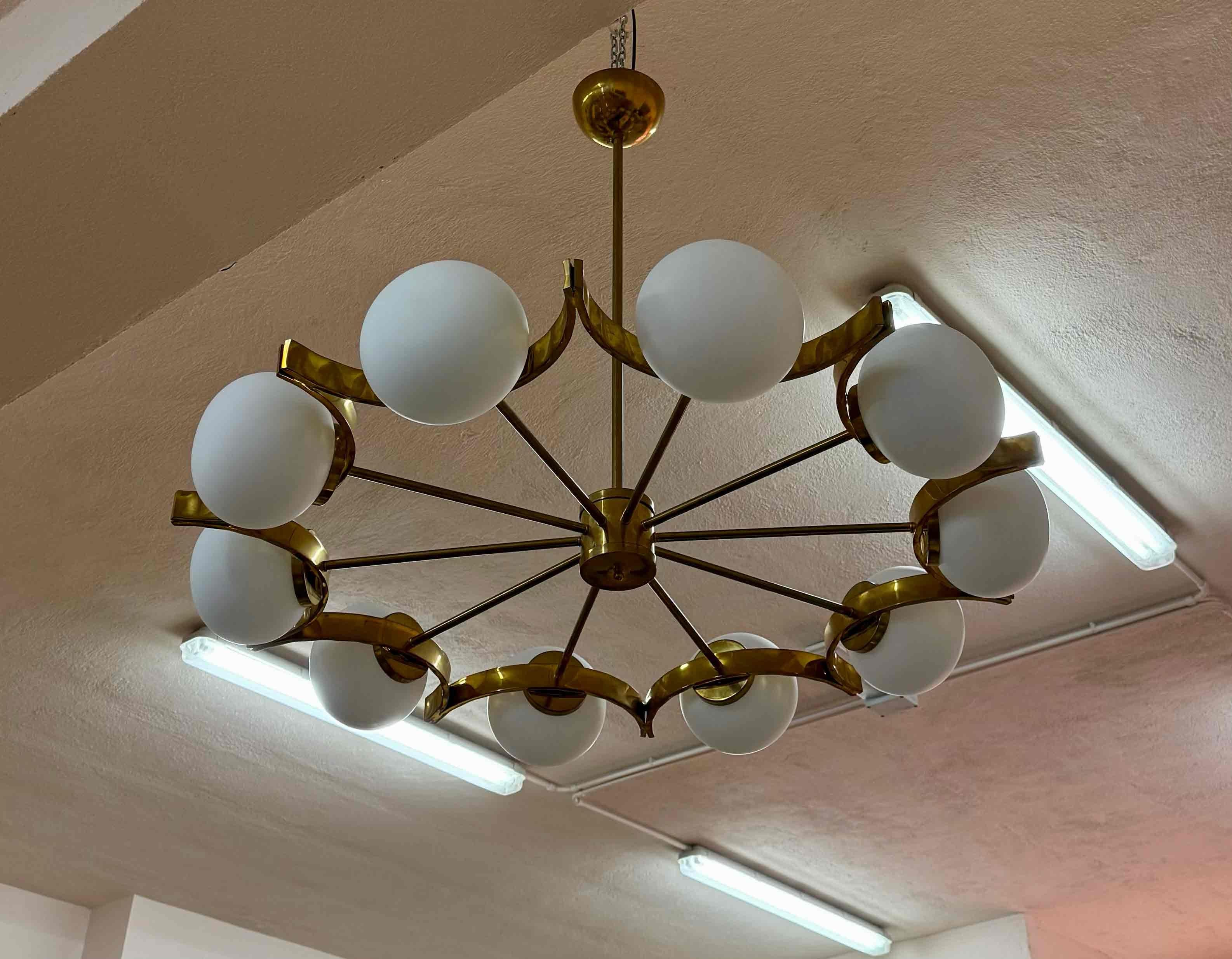 Italian Murano Glass Chandelier with 10 White Spheres and Radial Brass Structure im Angebot 2