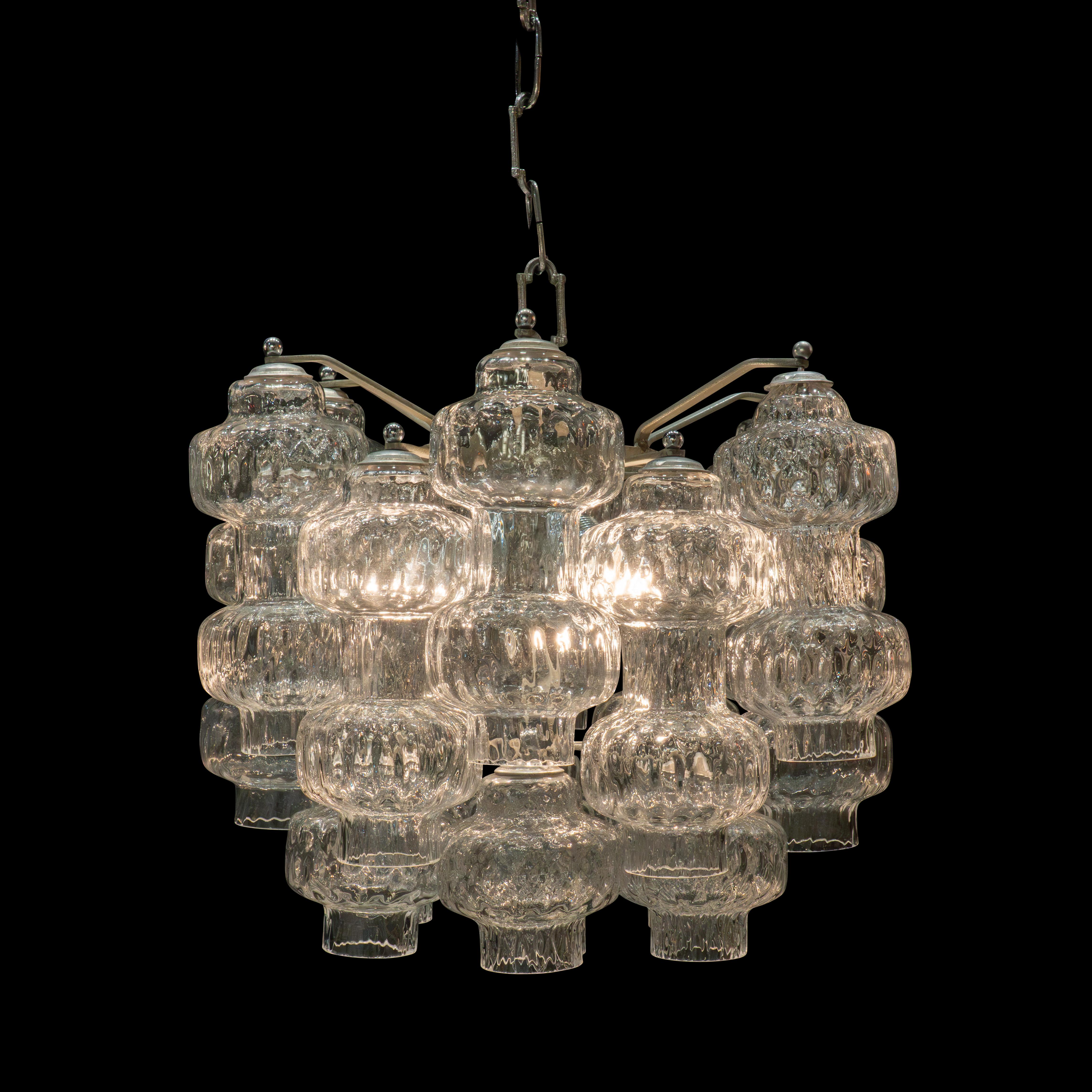 Lampadari in vetro di Murano degli anni '70.

Altezza 85cm - 33,47 po
Altezza senza catena 35 cm - 13,78 po
Larghezza 40cm - 15,75 po
