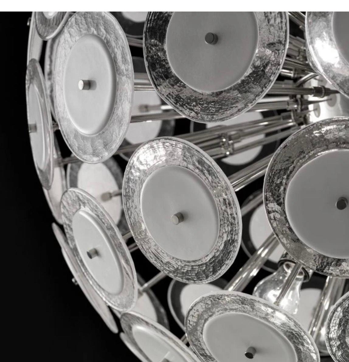 Superbe lampe suspendue Sputnik ronde italienne, composée de disques en verre clair de Murano avec des centres en verre blanc, soufflés à la main selon la technique Pulegoso.

Cette pièce unique et accrocheuse est montée sur un cadre en métal