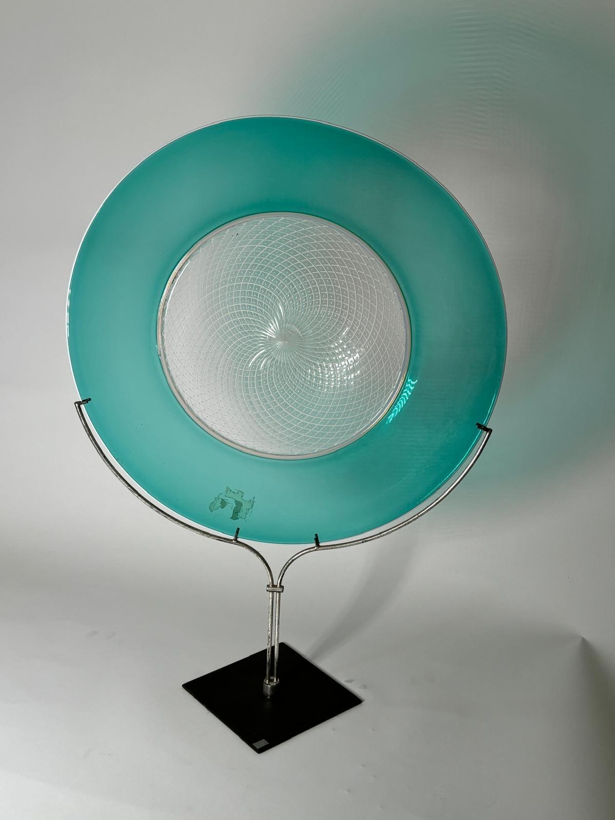 Plat en verre de Murano conçu par Yoichi/One et produit par De Majo, années 1989. Signé.

Biographie
Yoichi Ohira, un artiste verrier japonais qui a résidé à Venise pendant plus de vingt-cinq ans jusqu'à sa mort, a remis en question les attributs