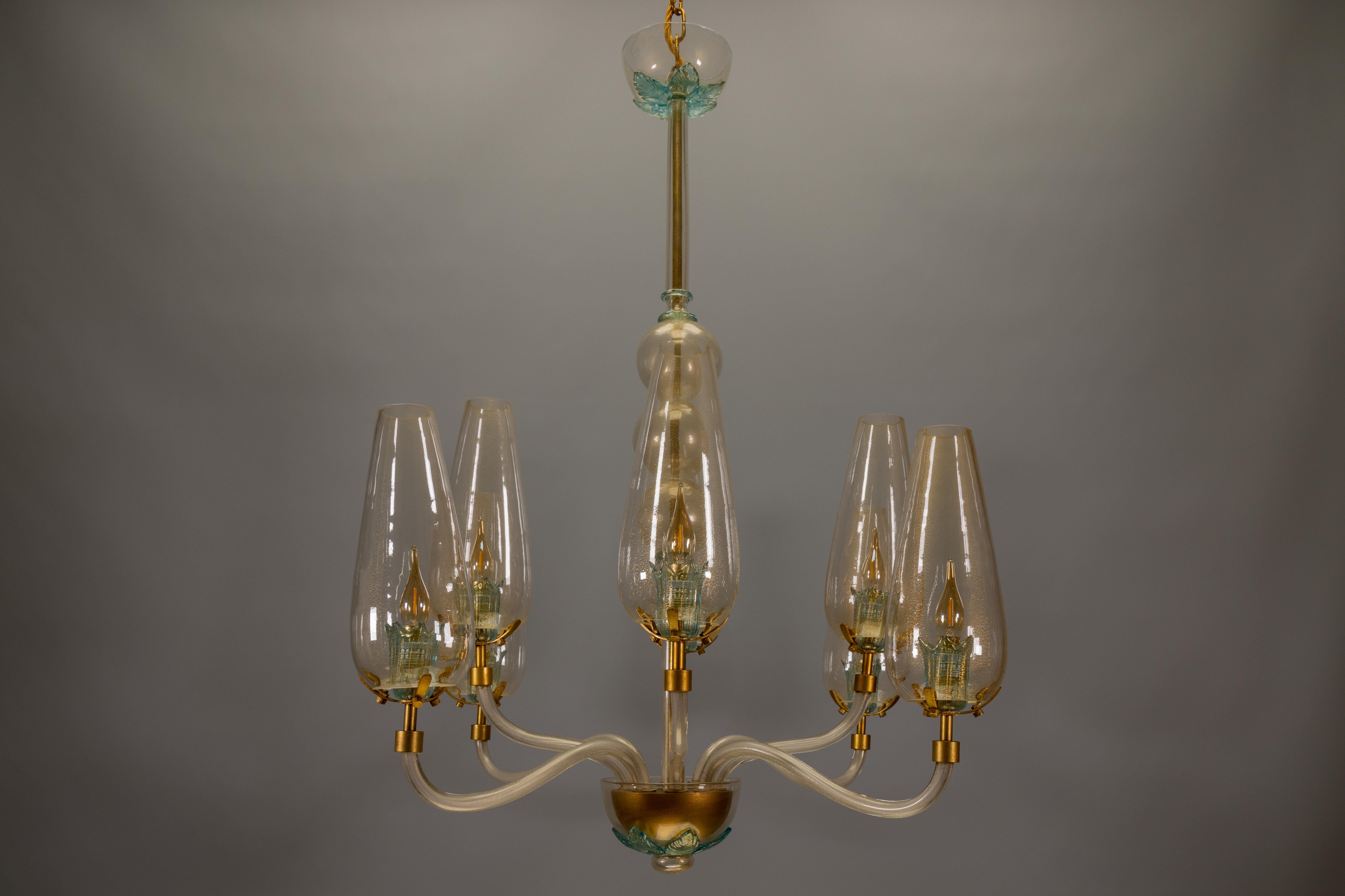 Araña italiana de ocho luces de cristal de Murano con detalles dorados, años 70 en venta 4