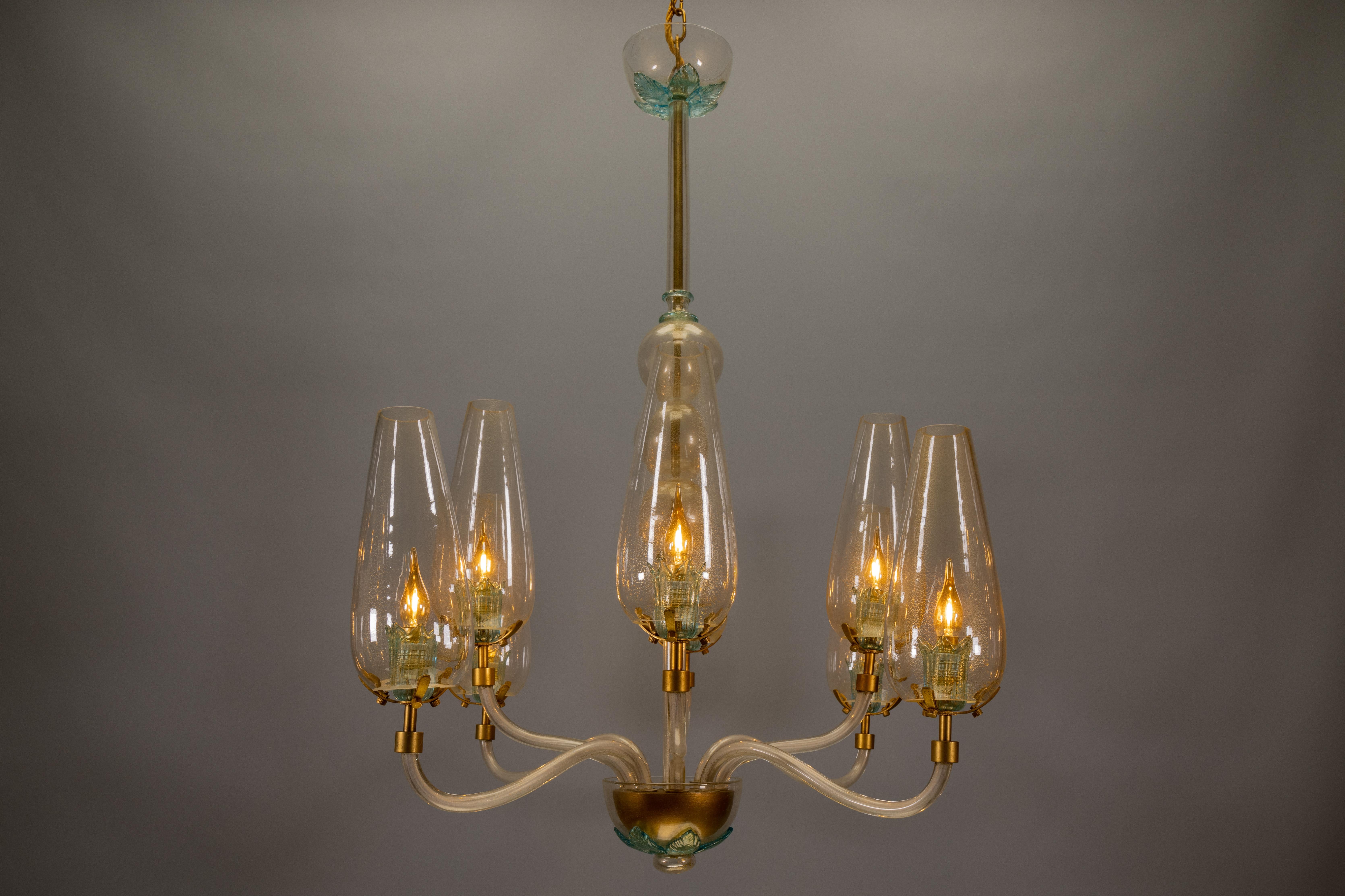 Araña italiana de ocho luces de cristal de Murano con detalles dorados, años 70 en venta 5