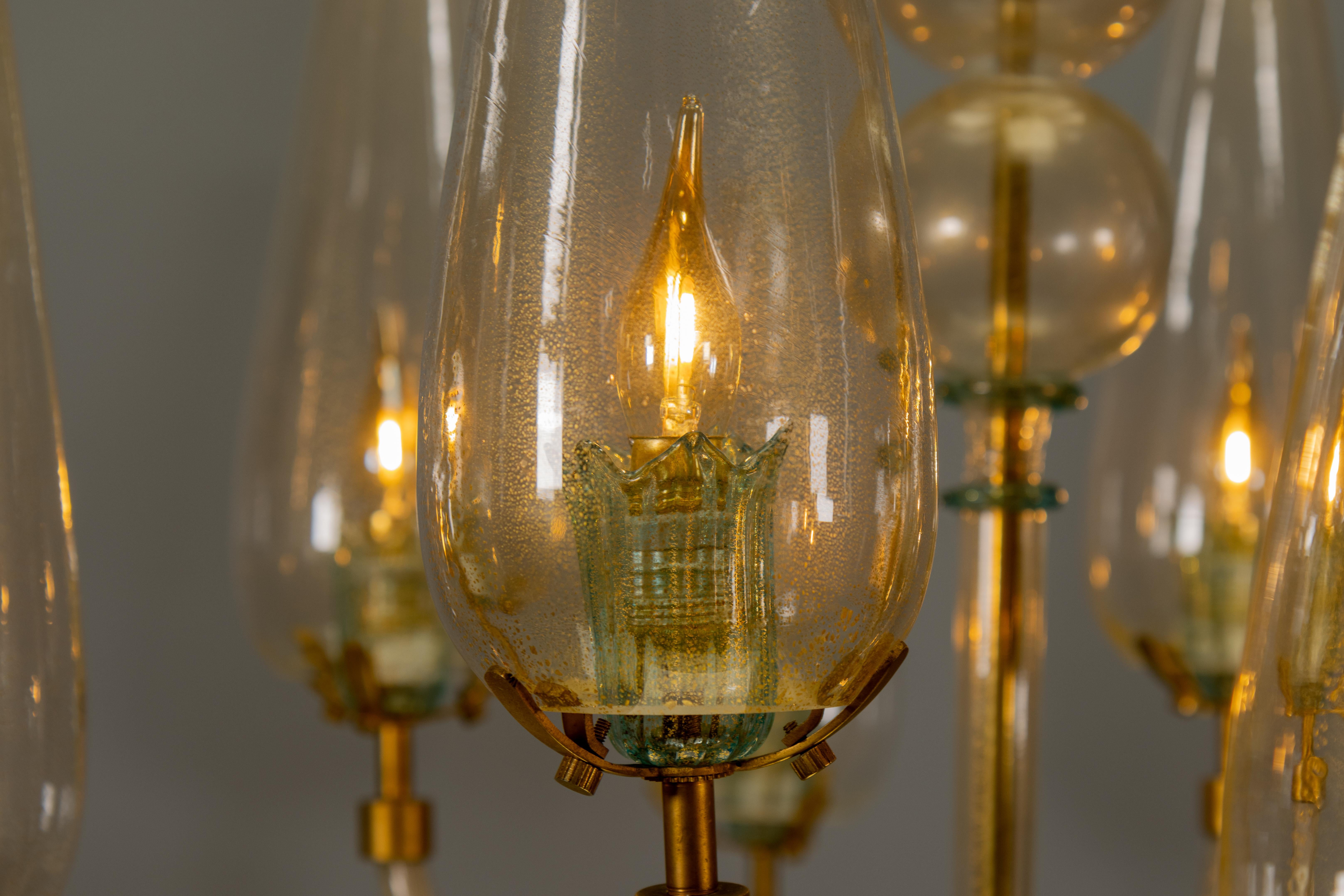 Araña italiana de ocho luces de cristal de Murano con detalles dorados, años 70 en venta 7