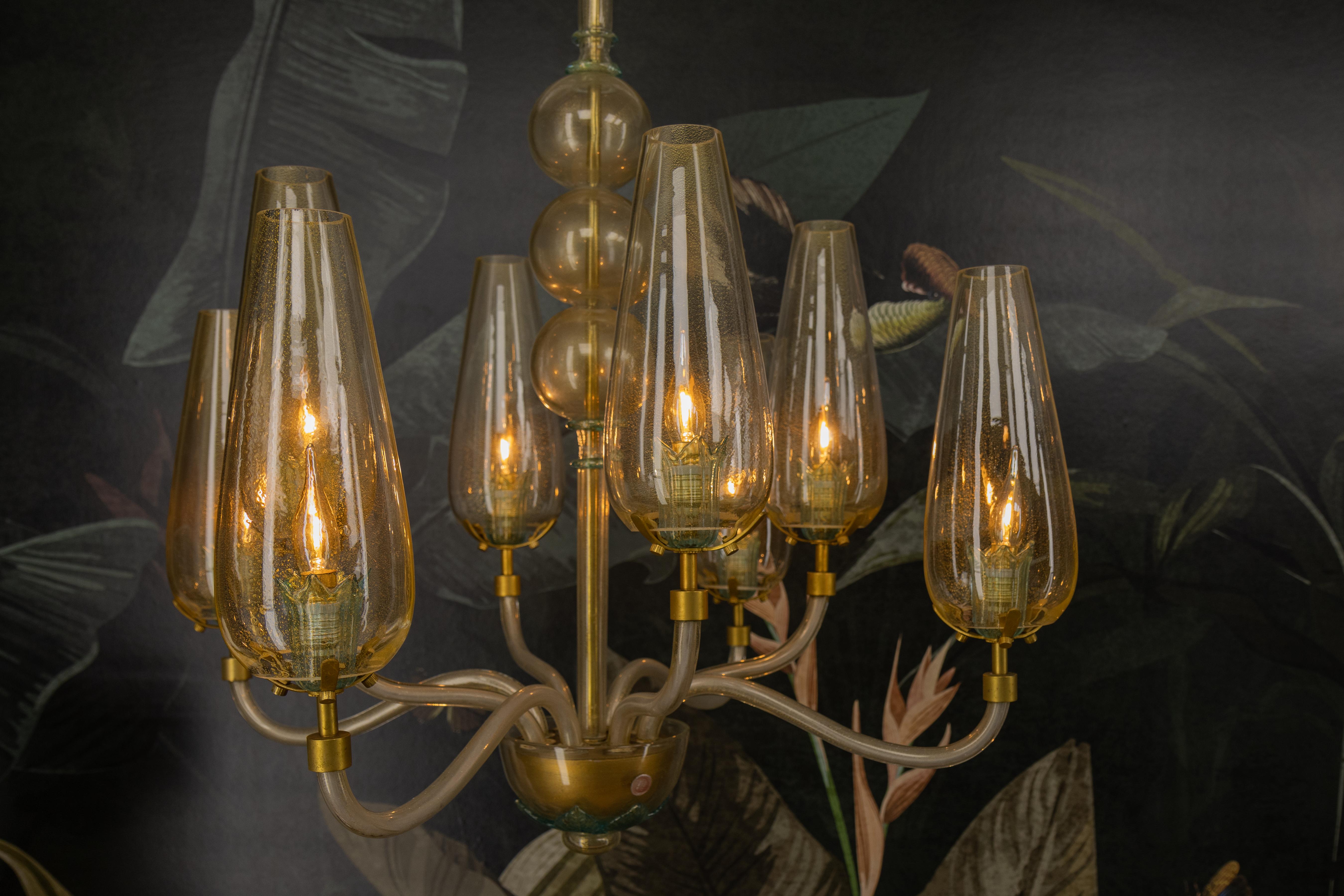 Araña italiana de ocho luces de cristal de Murano con detalles dorados, años 70 Moderno de mediados de siglo en venta