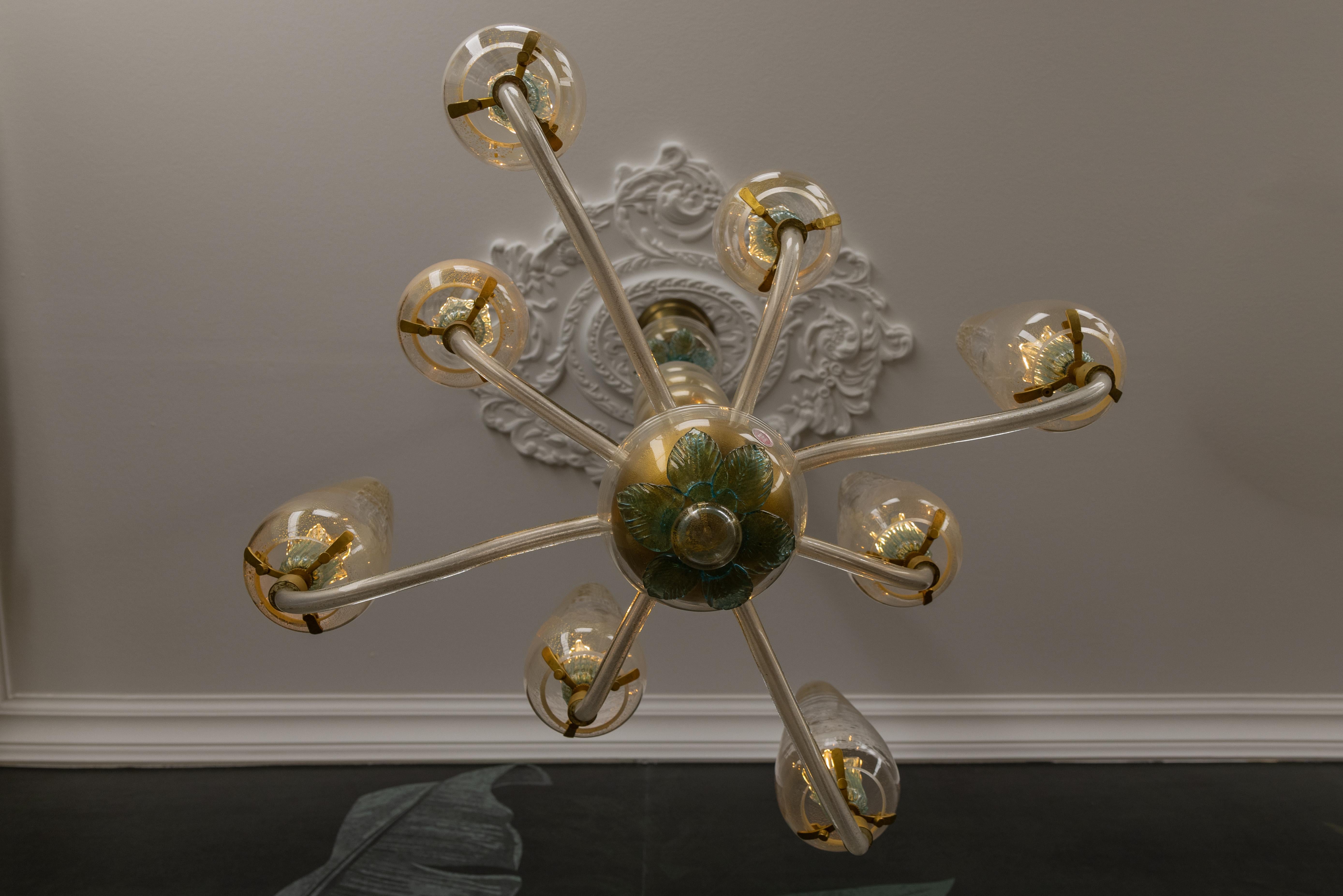 Araña italiana de ocho luces de cristal de Murano con detalles dorados, años 70 Italiano en venta