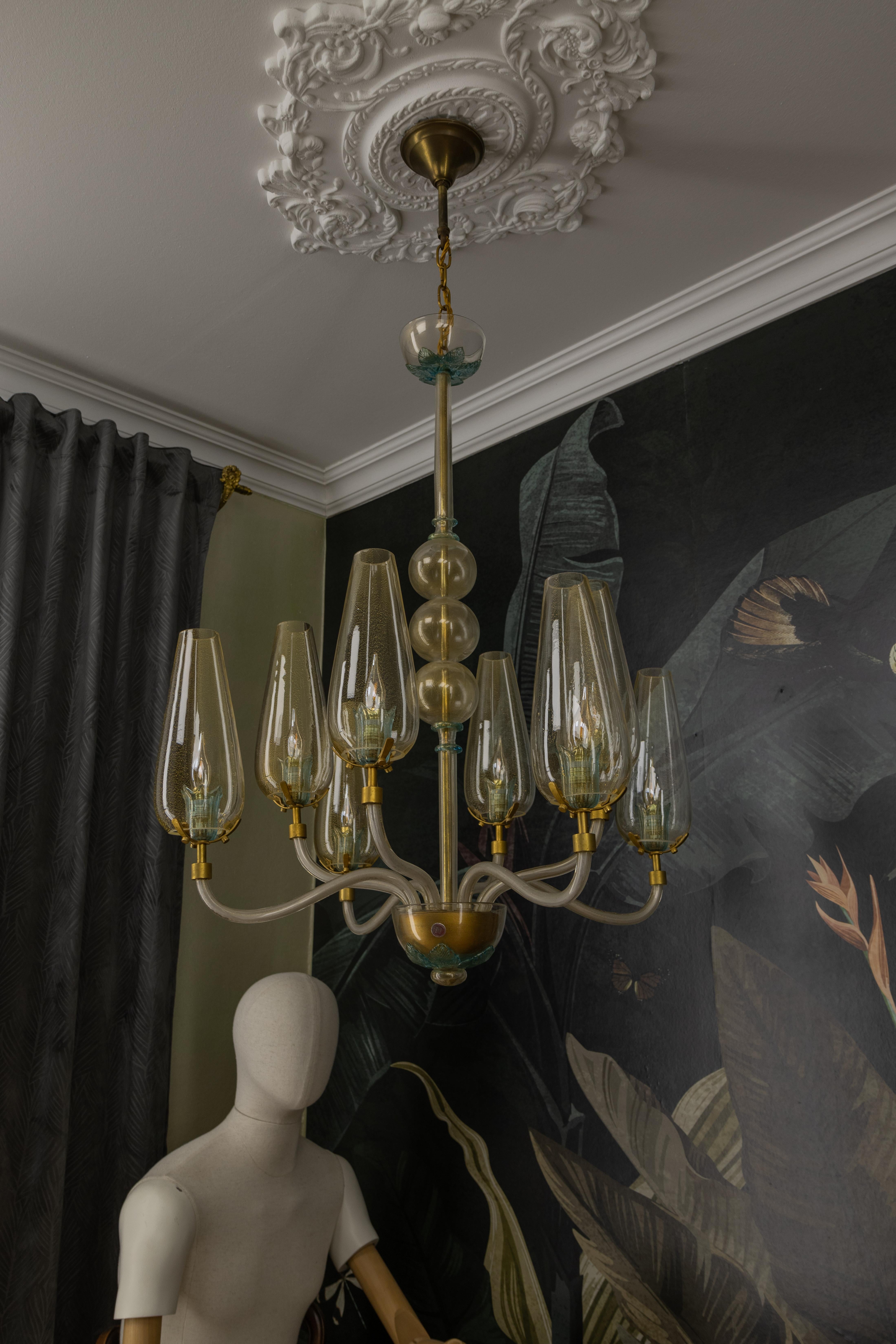 Araña italiana de ocho luces de cristal de Murano con detalles dorados, años 70 finales del siglo XX en venta