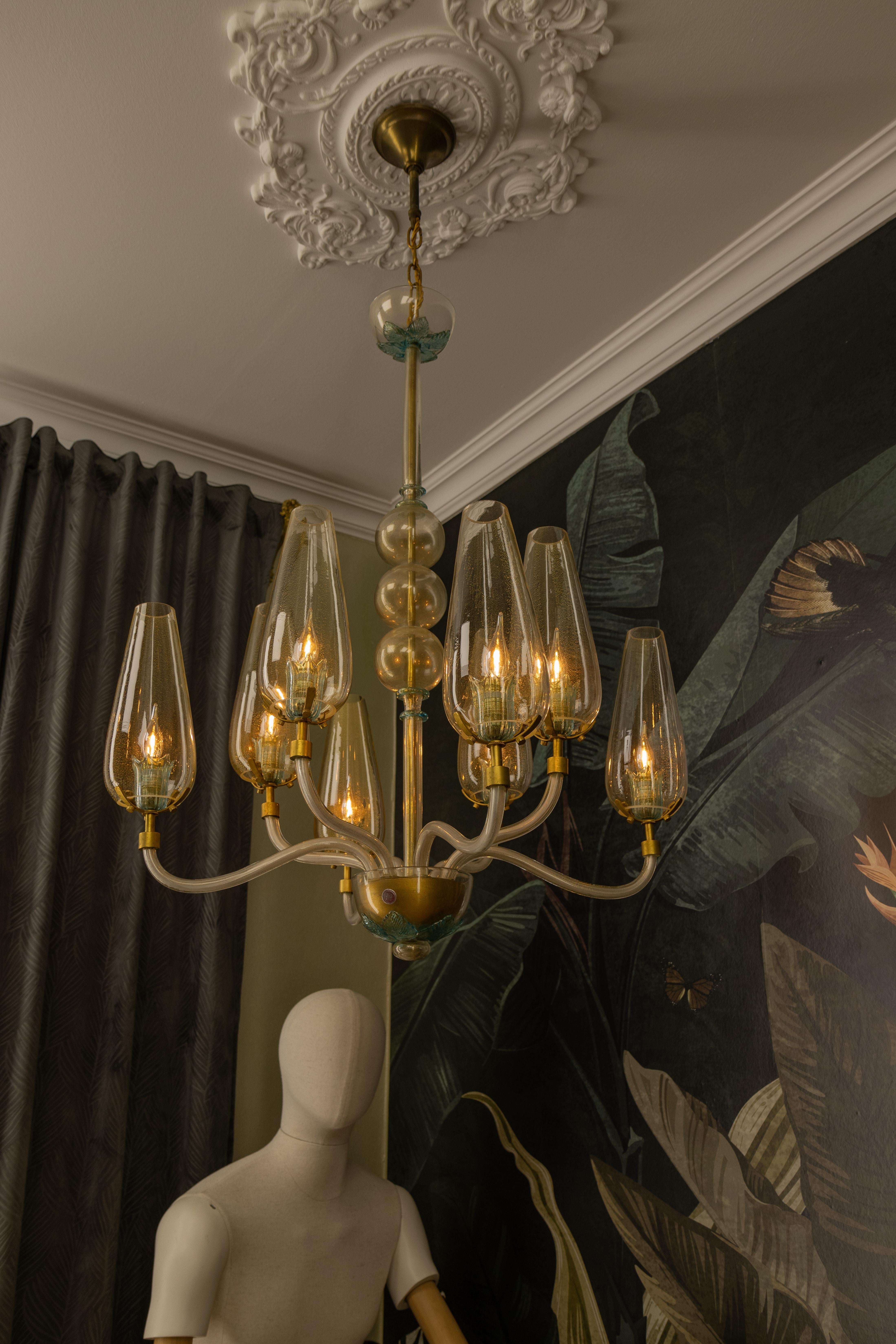 Araña italiana de ocho luces de cristal de Murano con detalles dorados, años 70 Metal en venta