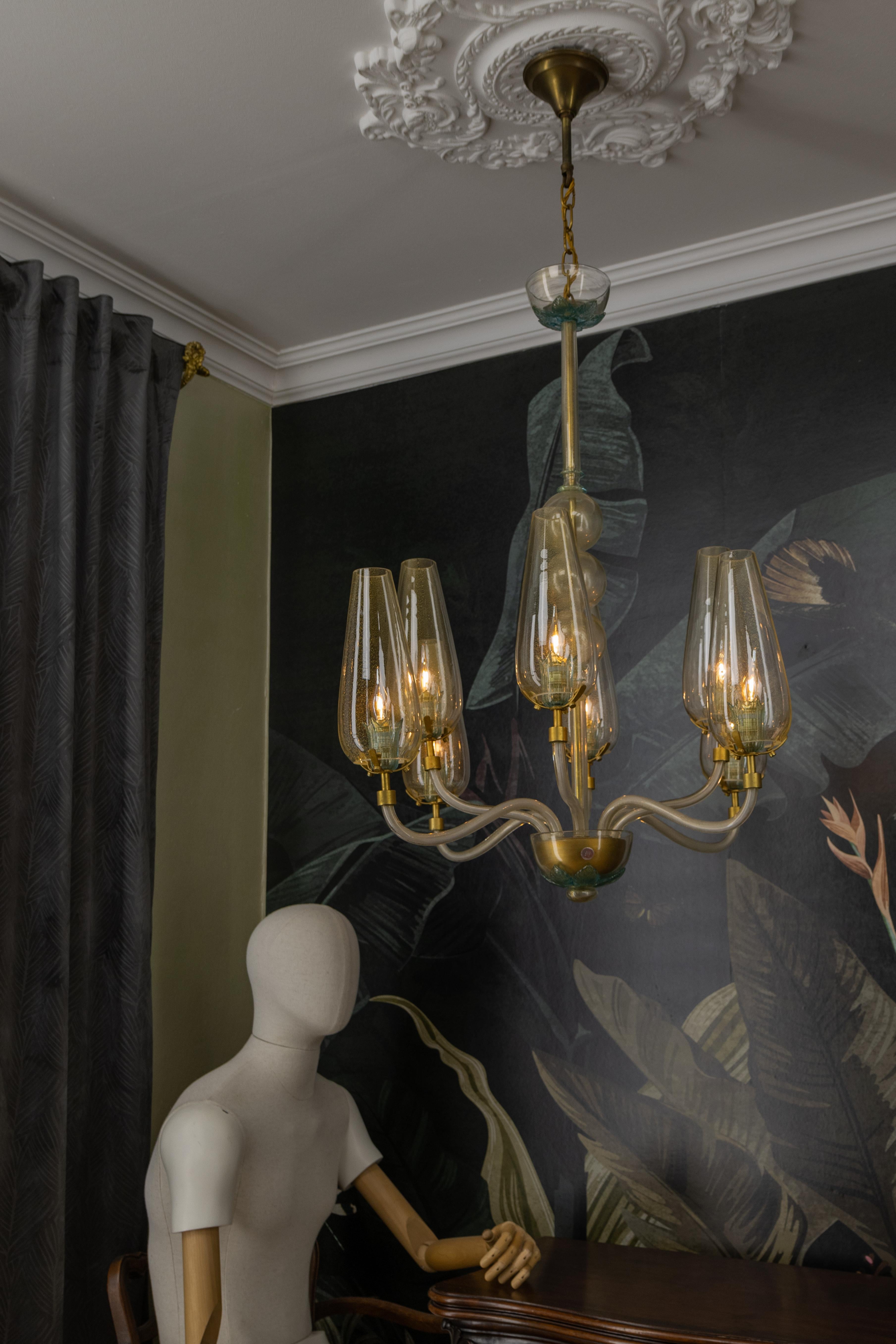 Araña italiana de ocho luces de cristal de Murano con detalles dorados, años 70 en venta 1
