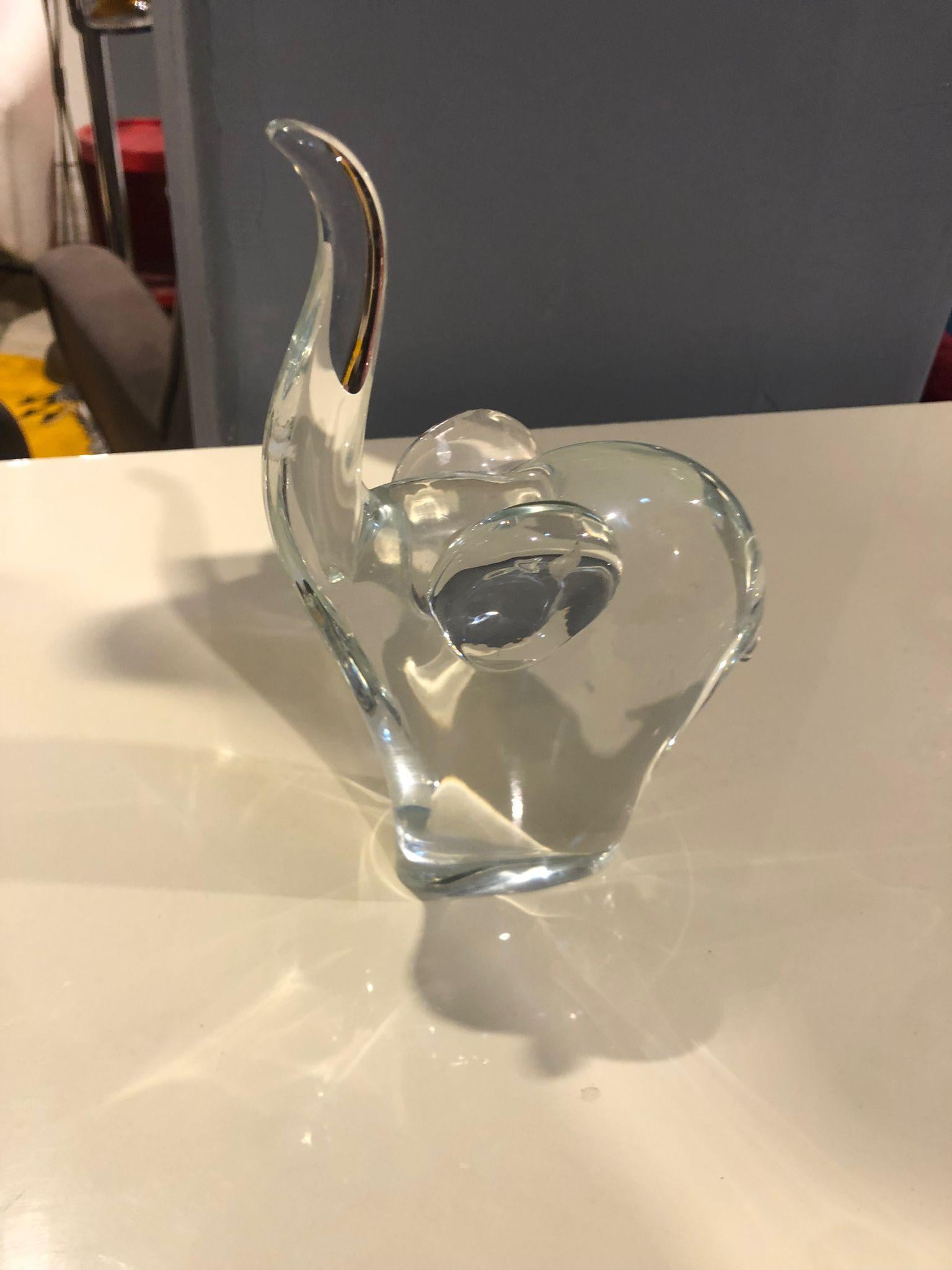 This 1980s Italian handmade Murano glass sculpture depicts an elephant in clear glass. This sculpture is in excellent condition and has no scratches or chips. This item is a perfect addition to a home or office decor ready to be appreciated and