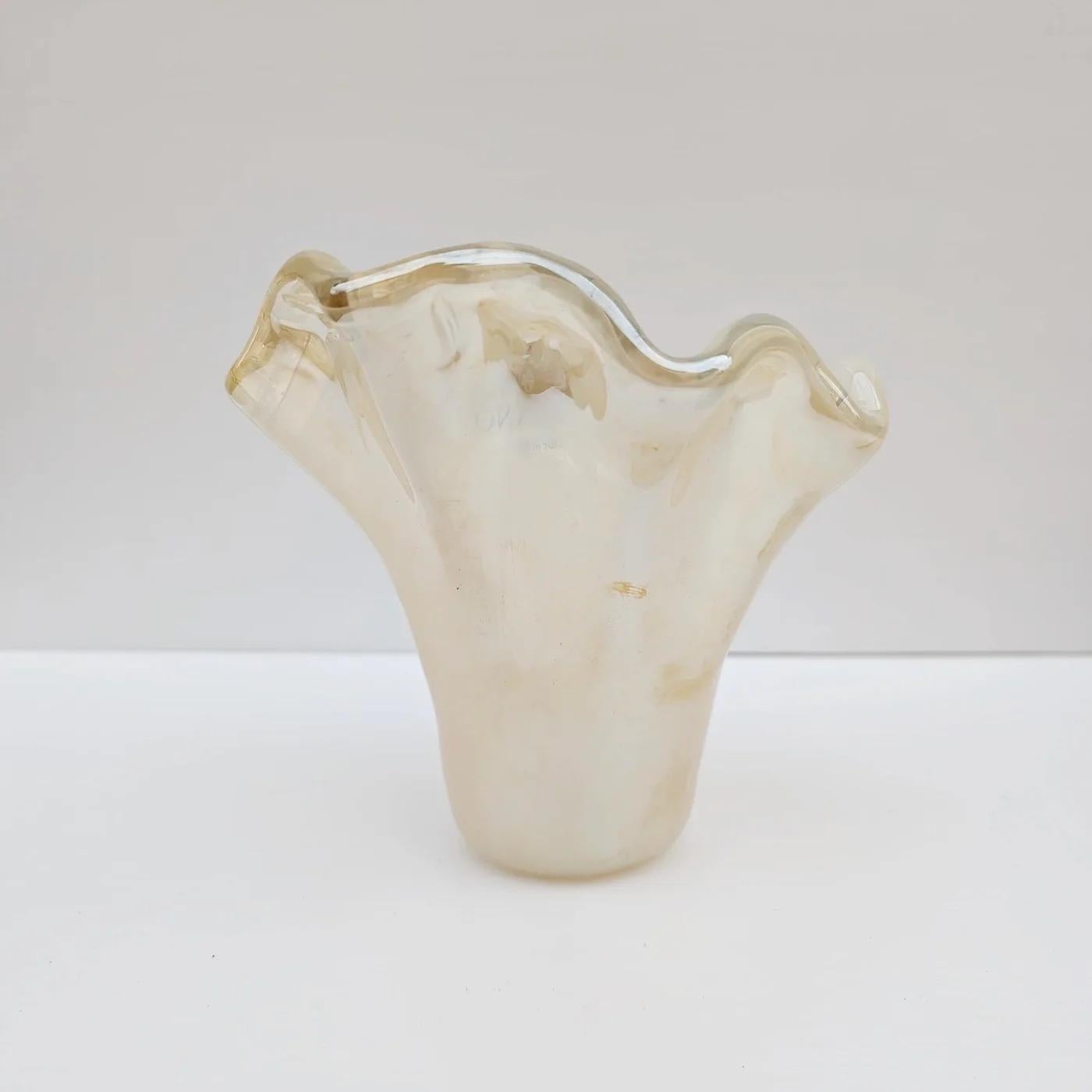 Vaso Fazzoletto in vetro di Murano perlato soffiato a mano. Italia, metà del XX secolo.