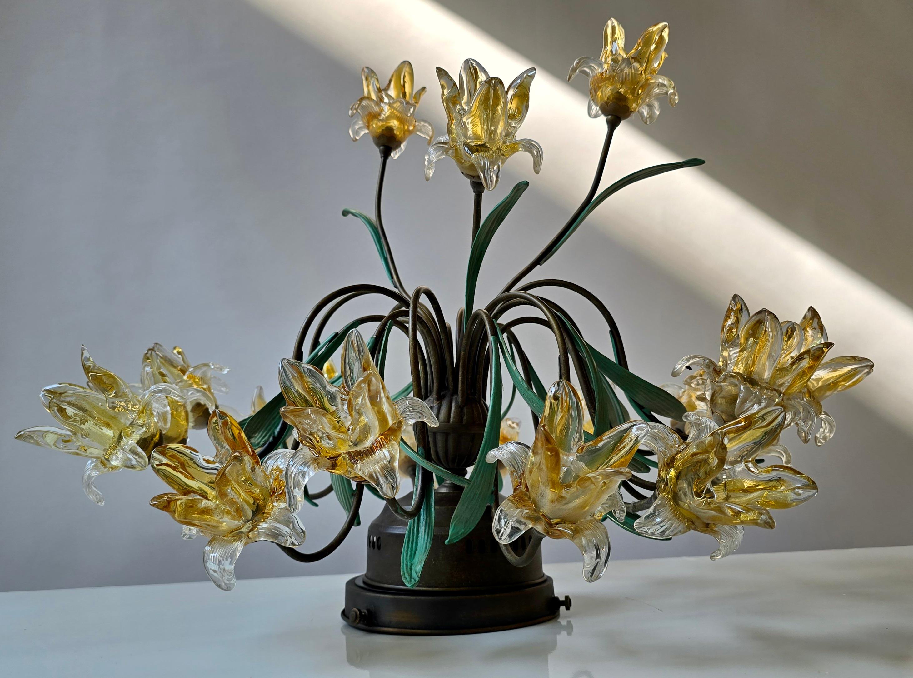 Lámpara de araña semiesférica italiana estilo Murano con 19 flores de cristal en venta 5