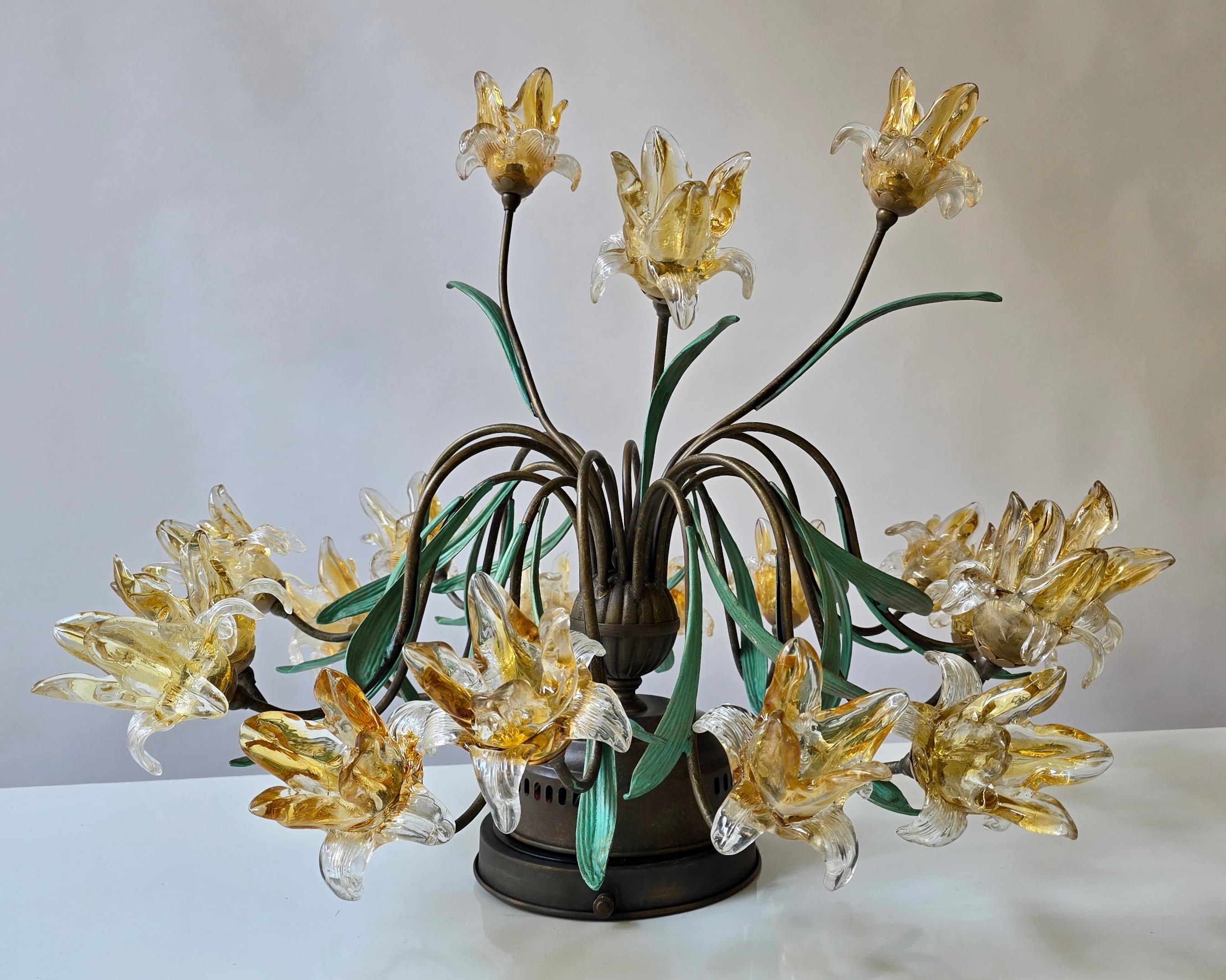 Lámpara de araña semiesférica italiana estilo Murano con 19 flores de cristal en venta 6