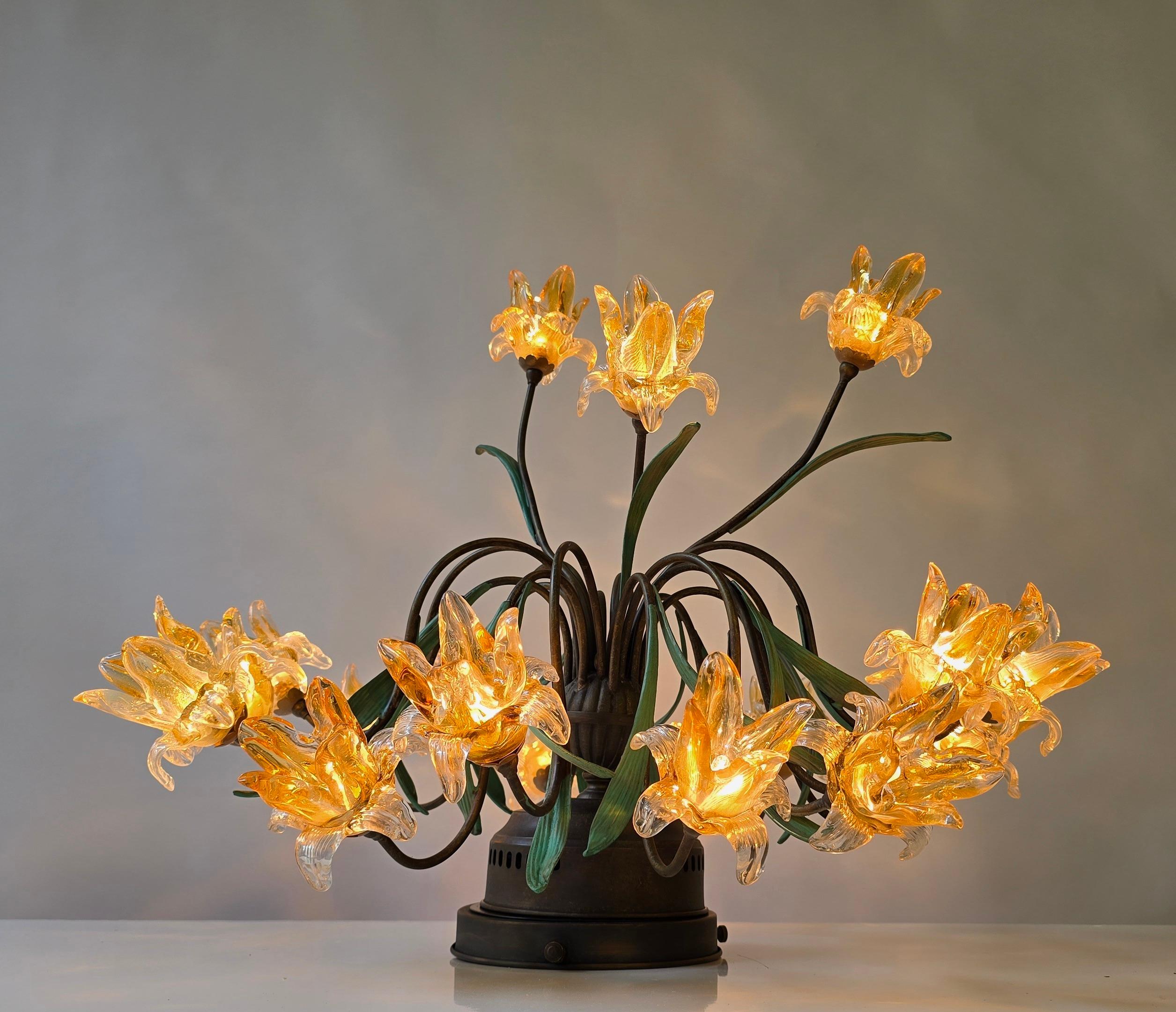 Lámpara de araña semiesférica italiana estilo Murano con 19 flores de cristal en venta 7