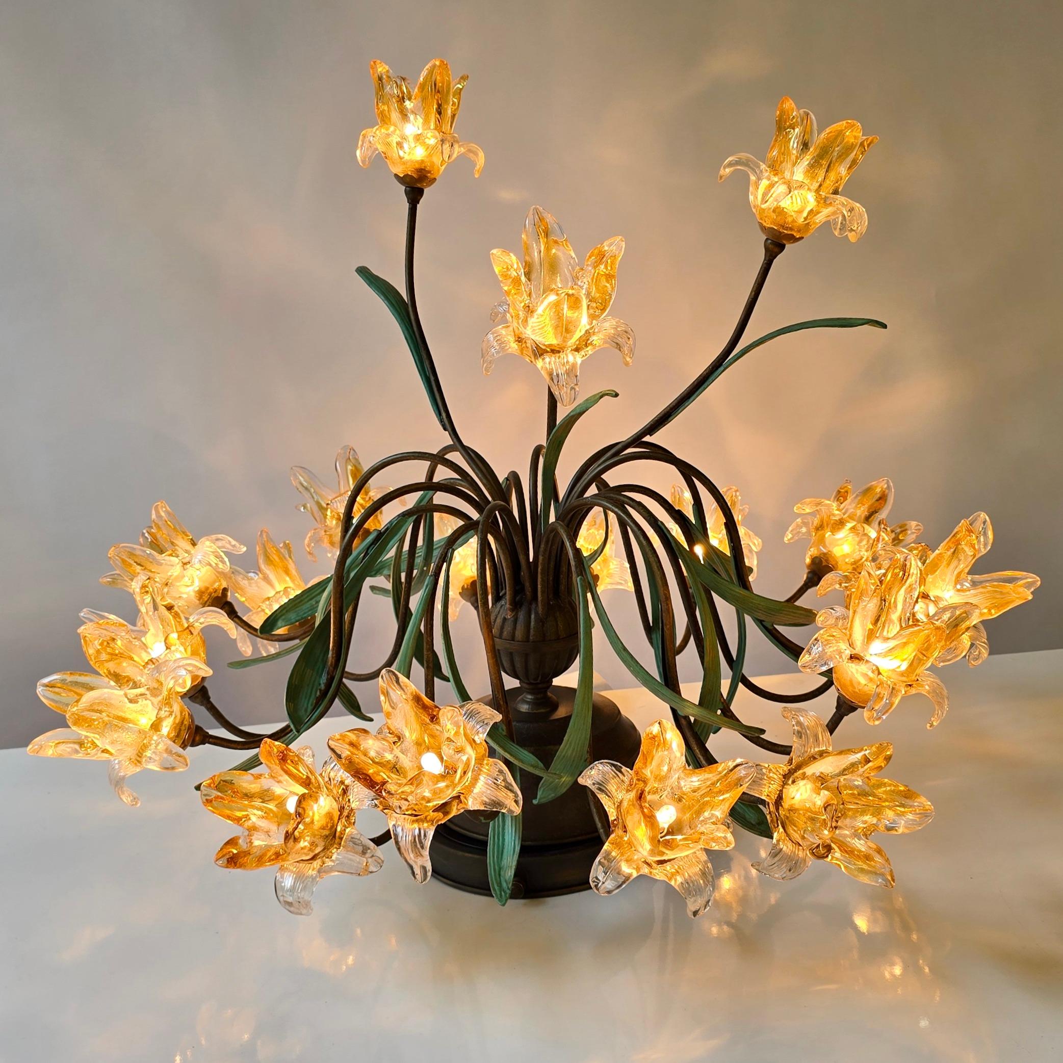 Lámpara de araña semiesférica italiana estilo Murano con 19 flores de cristal en venta 8