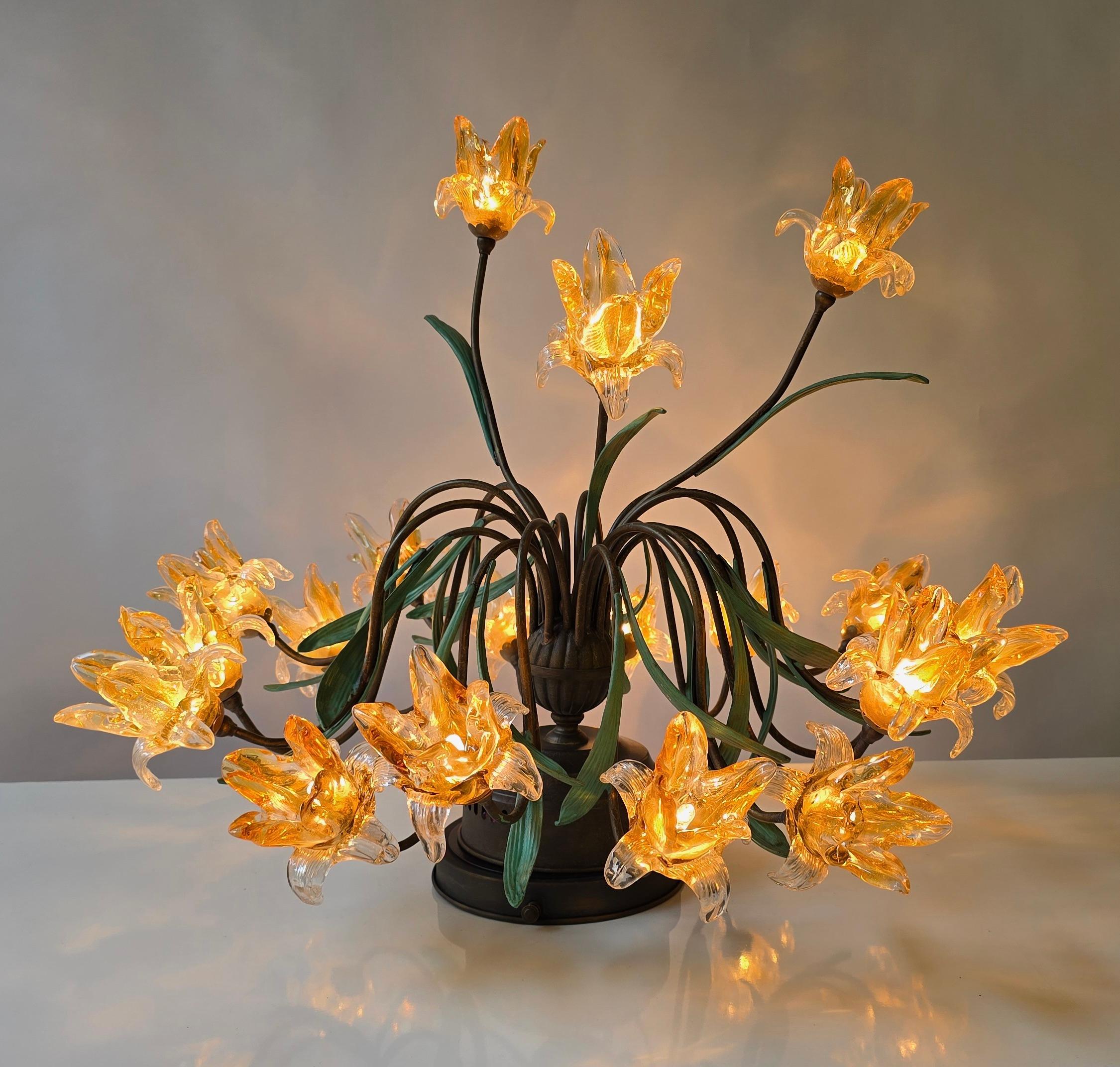 Lámpara de araña semiesférica italiana estilo Murano con 19 flores de cristal Regencia de Hollywood en venta