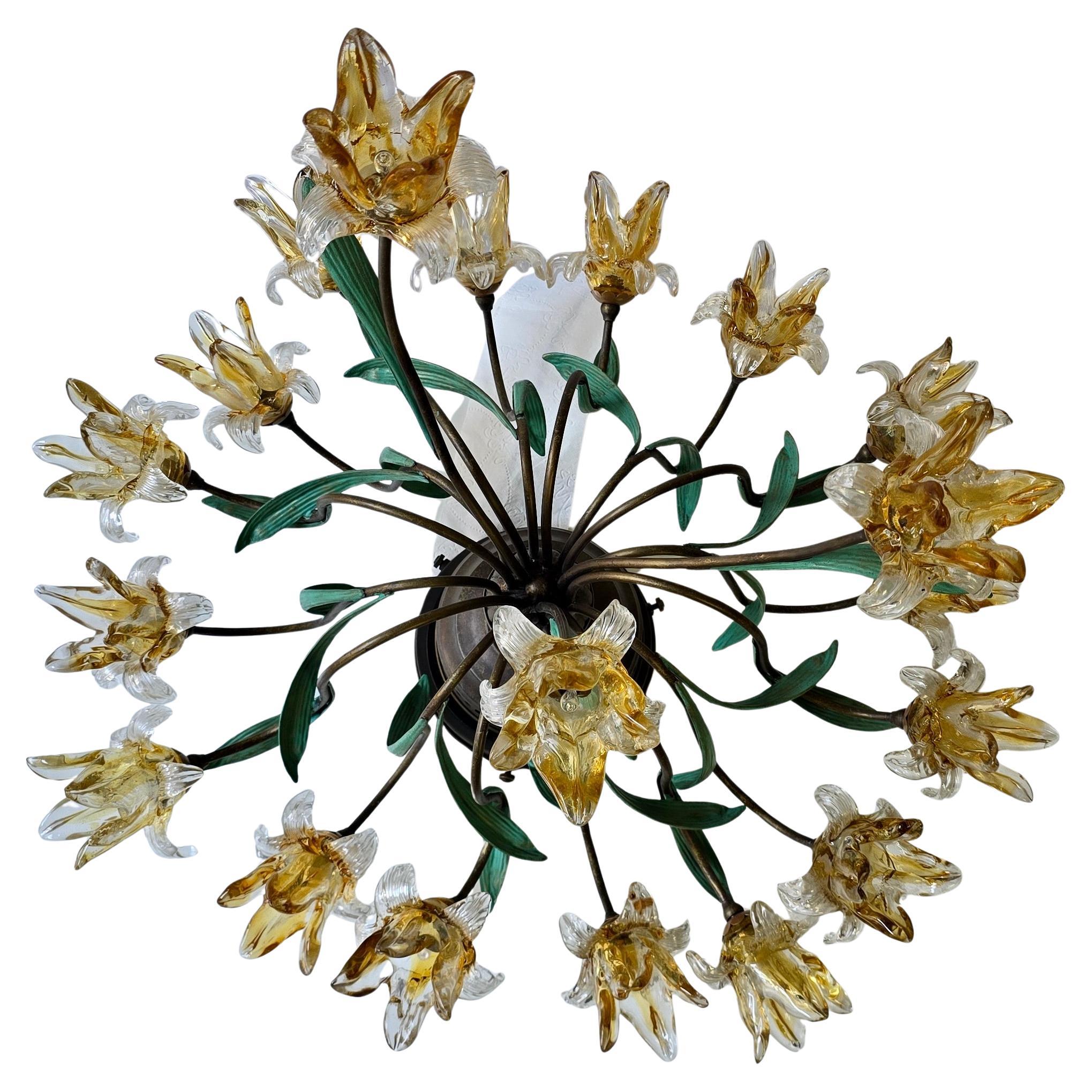 Lámpara de araña semiesférica italiana estilo Murano con 19 flores de cristal siglo XX en venta