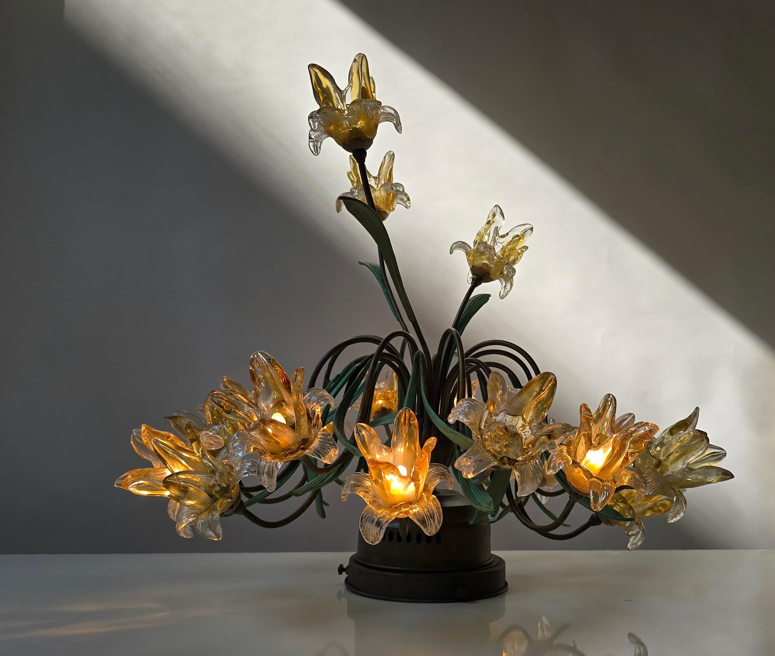 Lámpara de araña semiesférica italiana estilo Murano con 19 flores de cristal en venta 3