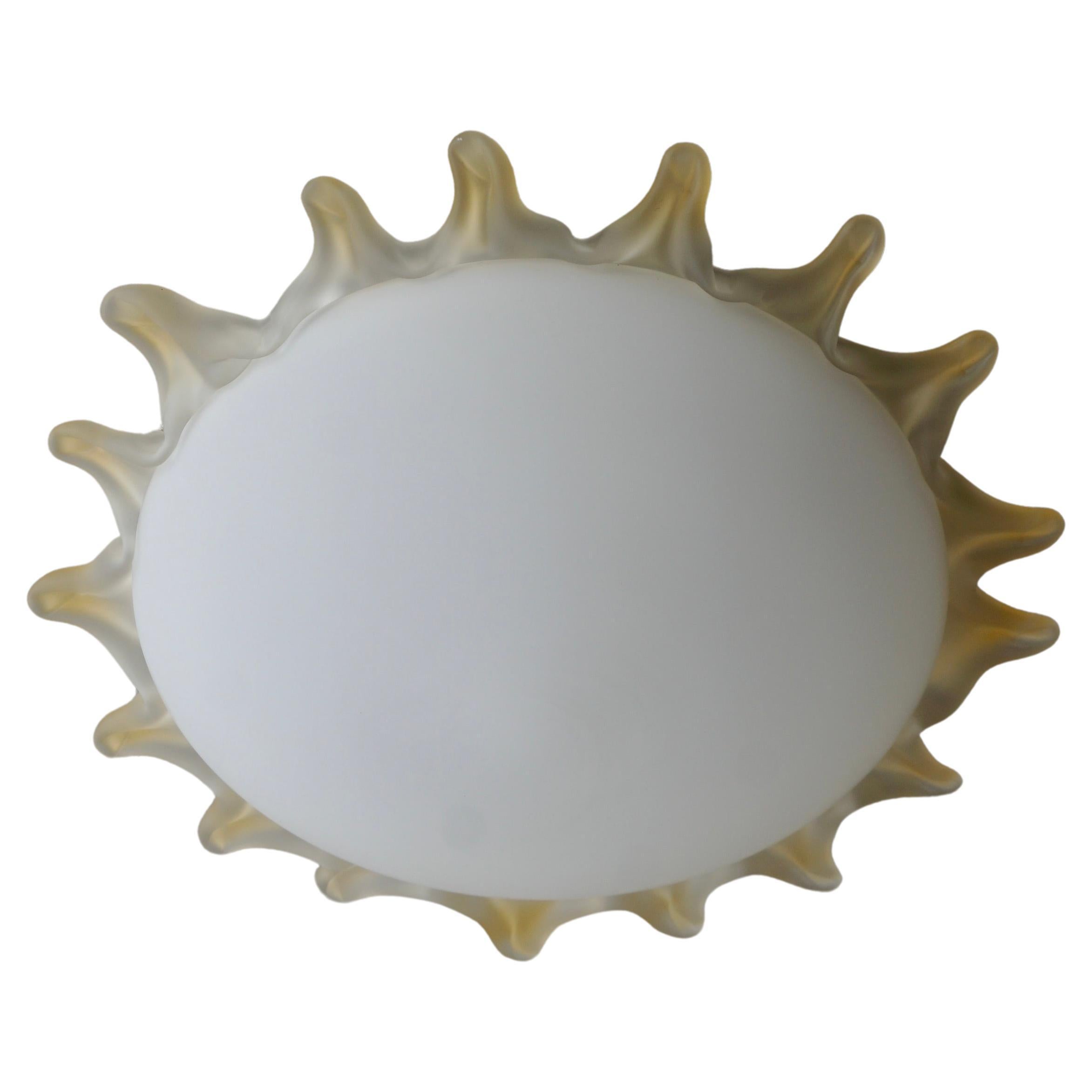 Italienische Murano-Glas-Deckenlampe in Form einer Sonne. Sie kann natürlich auch als Wandlampe oder Wandleuchter verwendet werden.

Die Unterputzleuchte hat eine Fassung für Glühlampen mit Schraubsockel oder LEDs vom Typ E27. Es ist möglich, diese