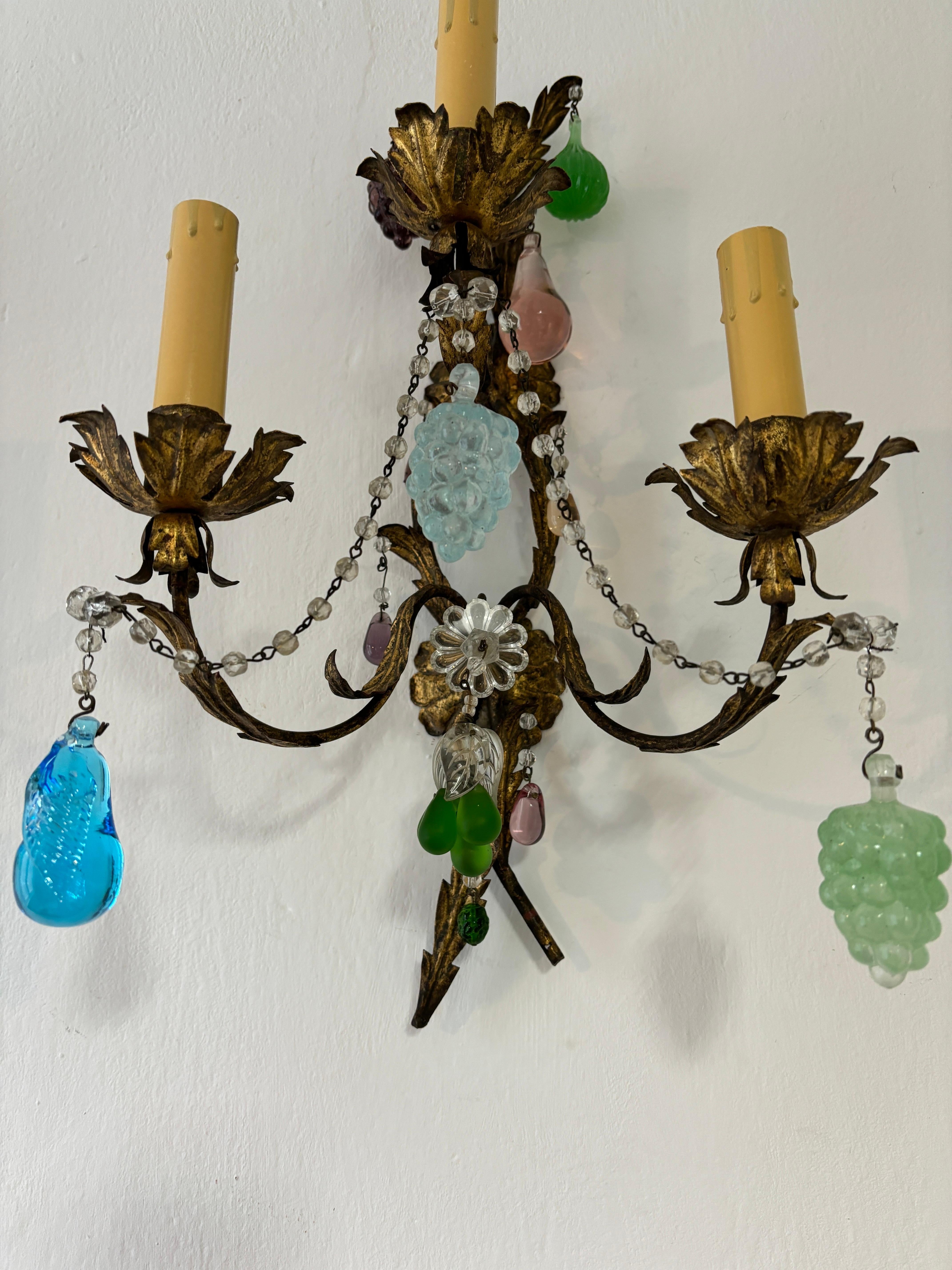 Italian Murano Glass Fruit Crystal Grapes Tole 3 lights Sconces, circa 1930 For Sale 1