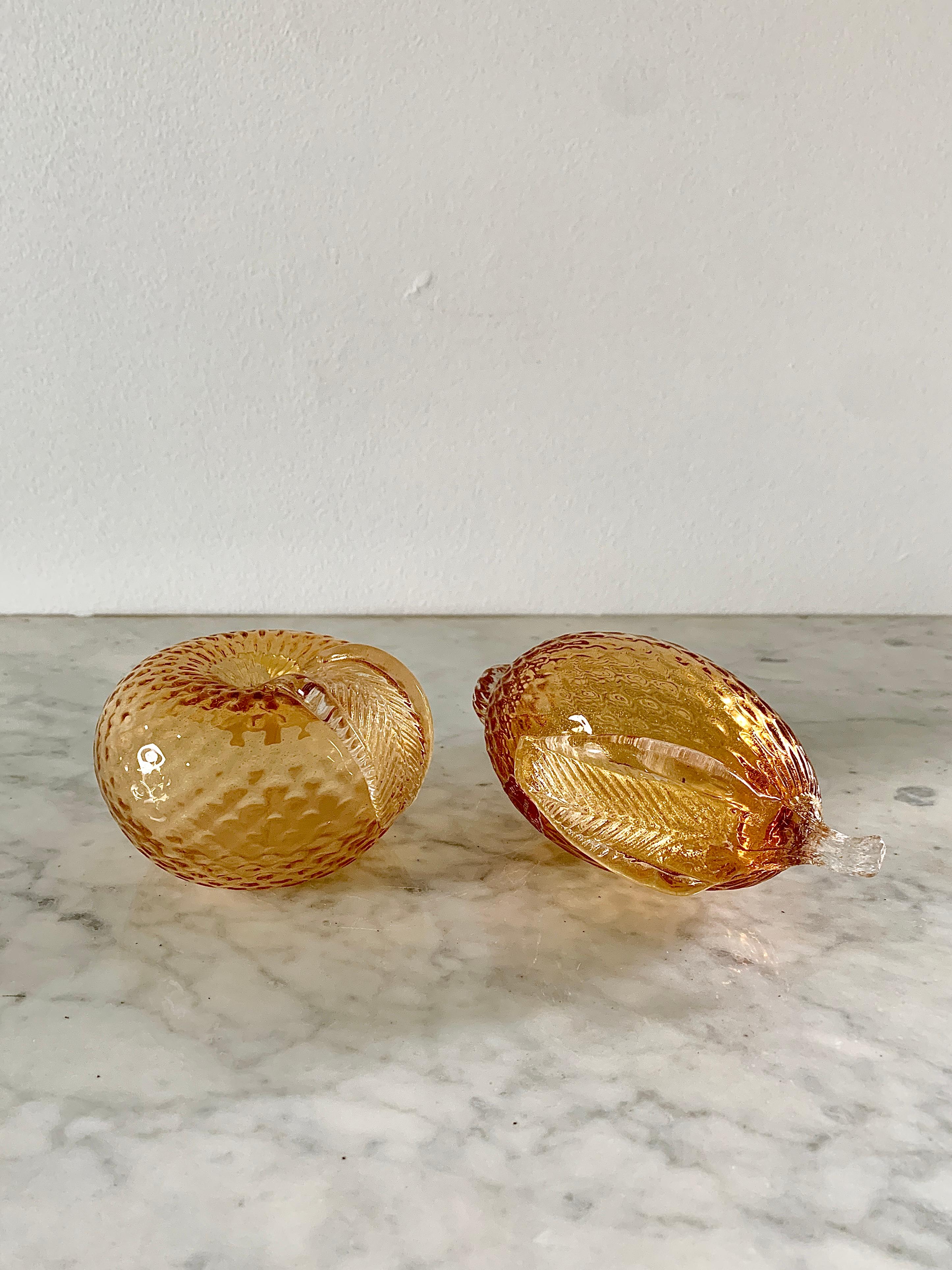 Une belle paire de fruits en verre de Murano de couleur orange comprenant une pomme et un citron

Italie, Circa 1970

La pomme mesure : 4 