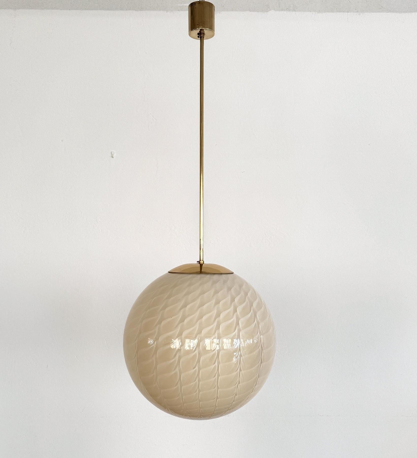 Italienischer Muranoglas-Kronleuchter mit Messingdetails von Venini, 1970er Jahre

Wunderschöne und elegante Murano-Glaskugel-Hängeleuchte mit wunderschönem Glasmuster und sanften Farben und Messingdetails mit teilweise dunkler Patina. Wird der