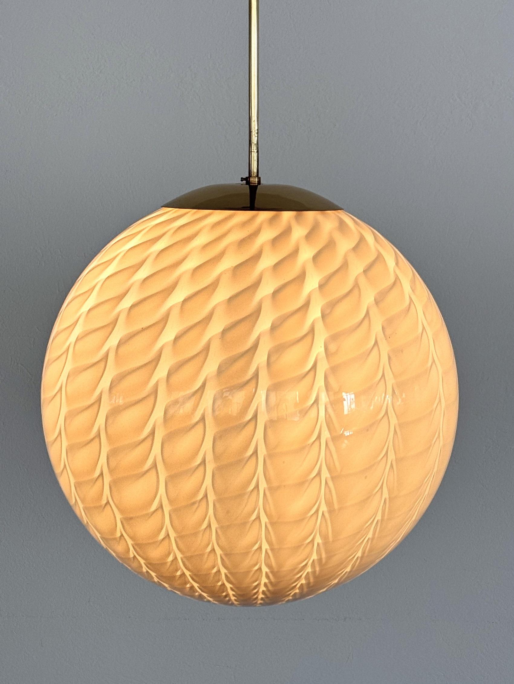 Italienischer Muranoglas-Kronleuchter mit Messingdetails von Venini, 1970er Jahre (Moderne der Mitte des Jahrhunderts)