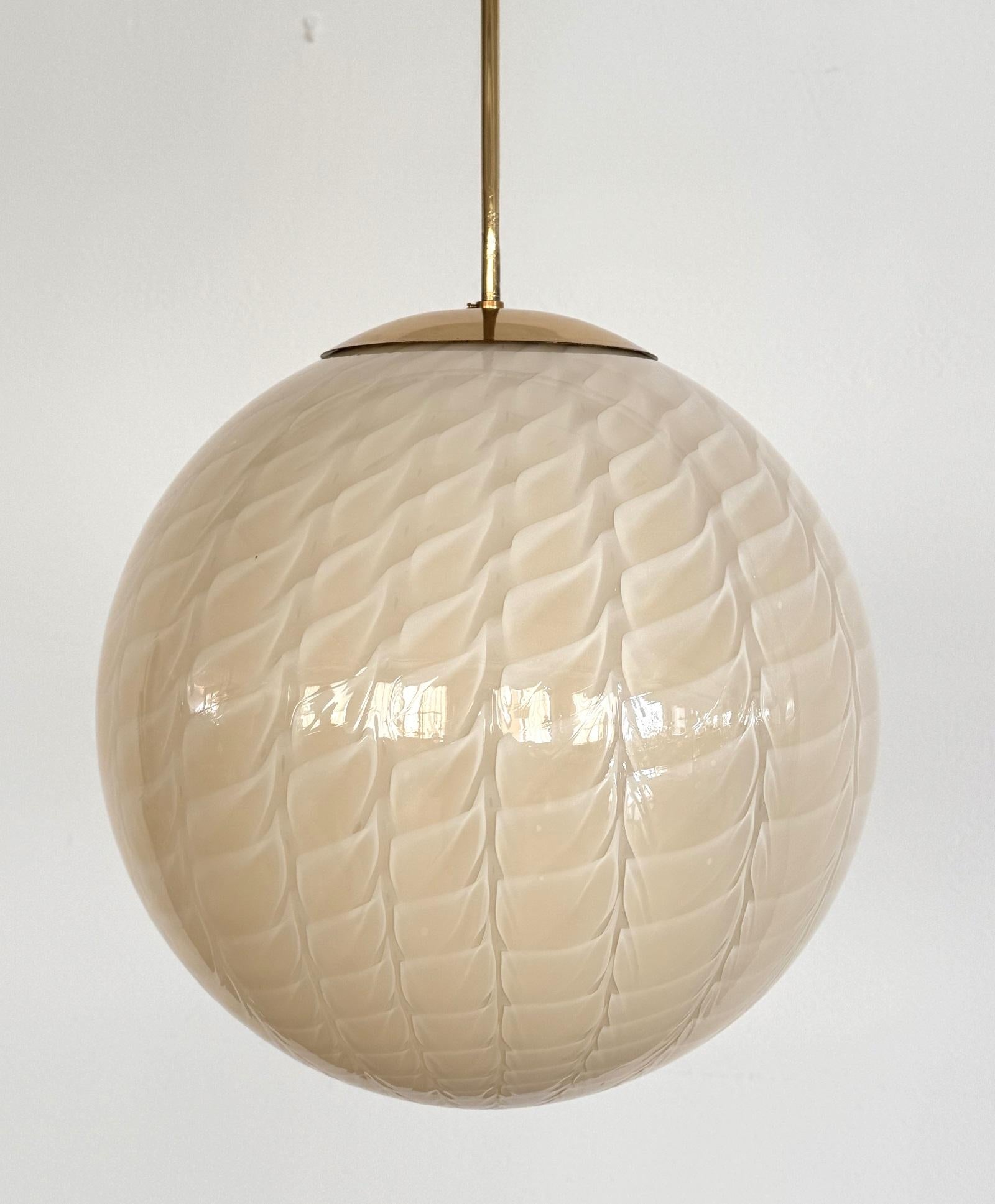 Italienischer Muranoglas-Kronleuchter mit Messingdetails von Venini, 1970er Jahre (Ende des 20. Jahrhunderts)