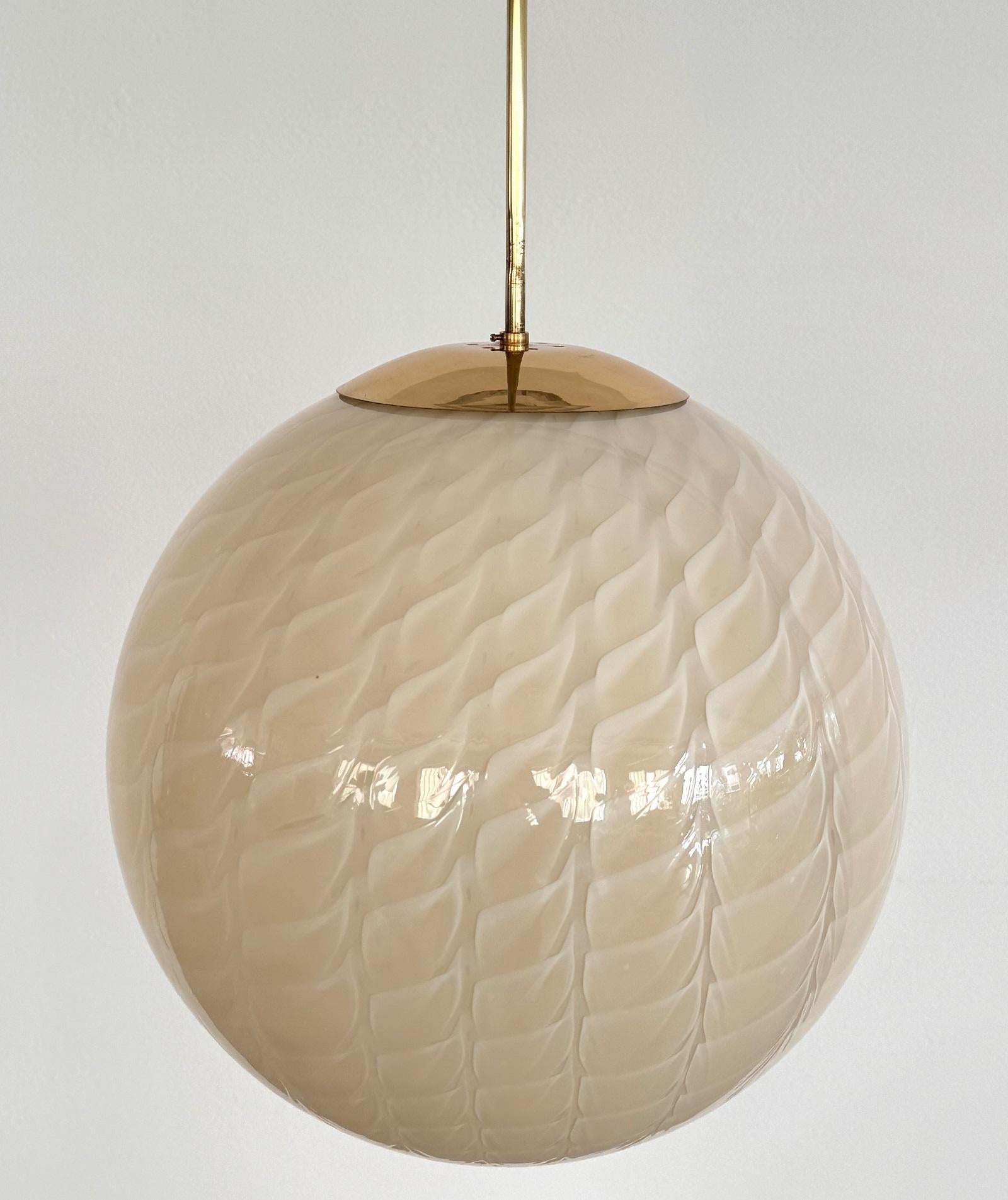 Italienischer Muranoglas-Kronleuchter mit Messingdetails von Venini, 1970er Jahre 1