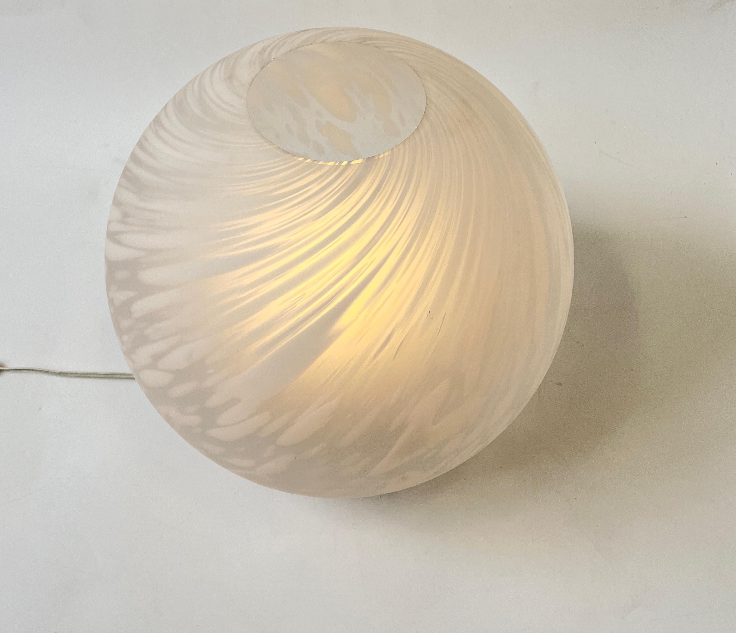 Moderne Lampe de table Globe en verre de Murano italien par Mazzega en vente