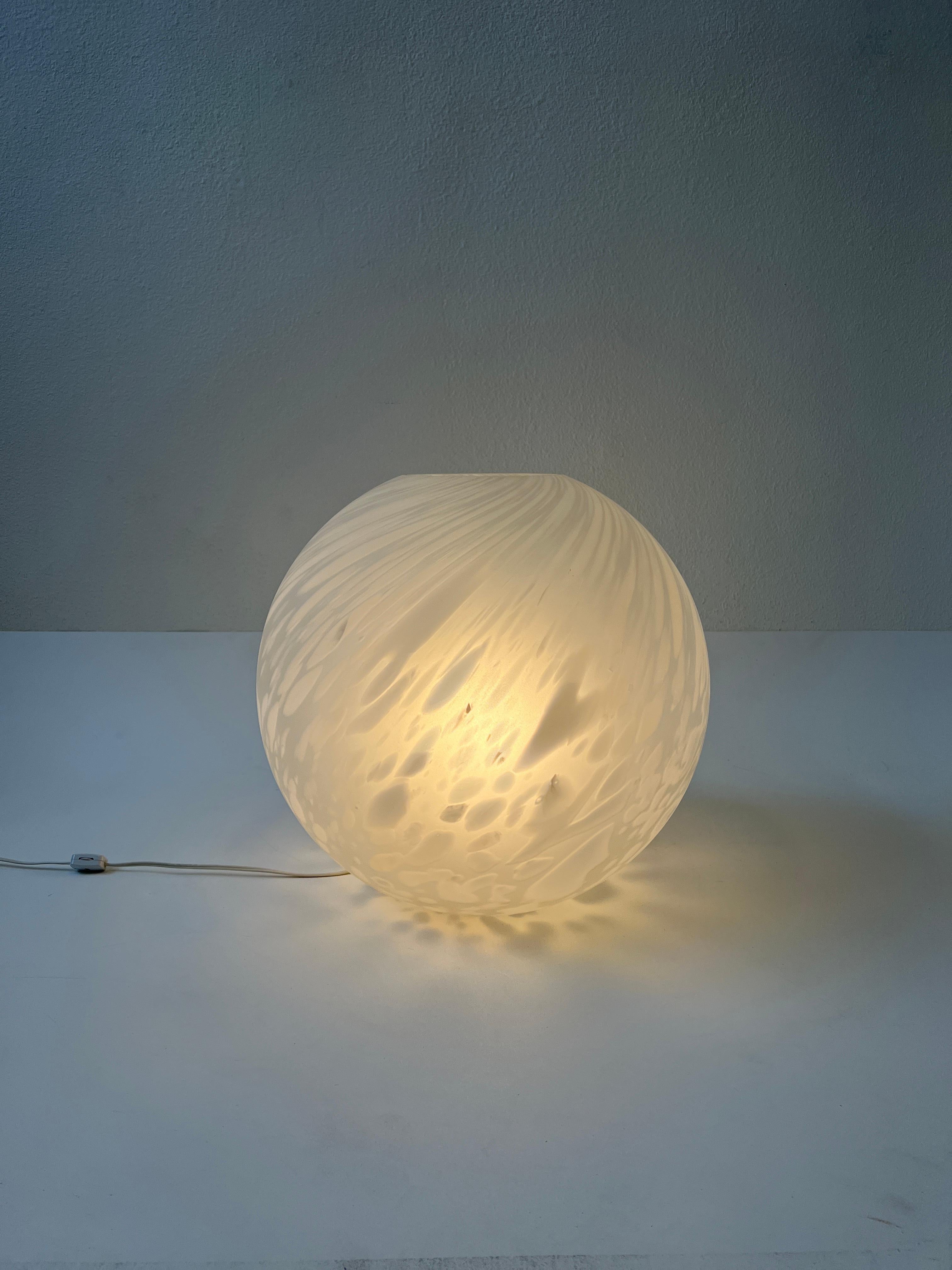 Italian Murano Glass Globe Table Lamp by Mazzega In Good Condition For Sale In Palm Springs, CA