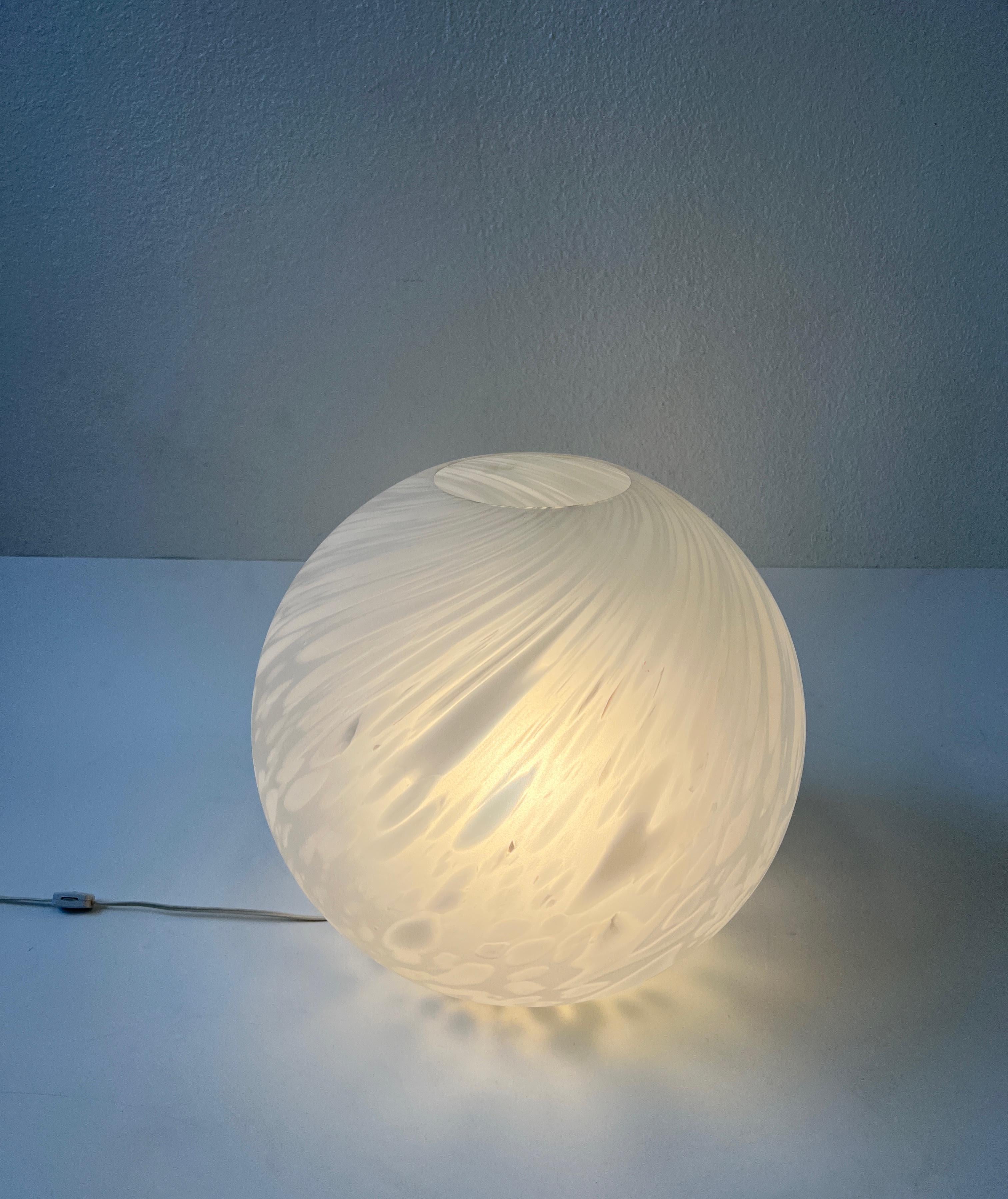 Fin du 20e siècle Lampe de table Globe en verre de Murano italien par Mazzega en vente