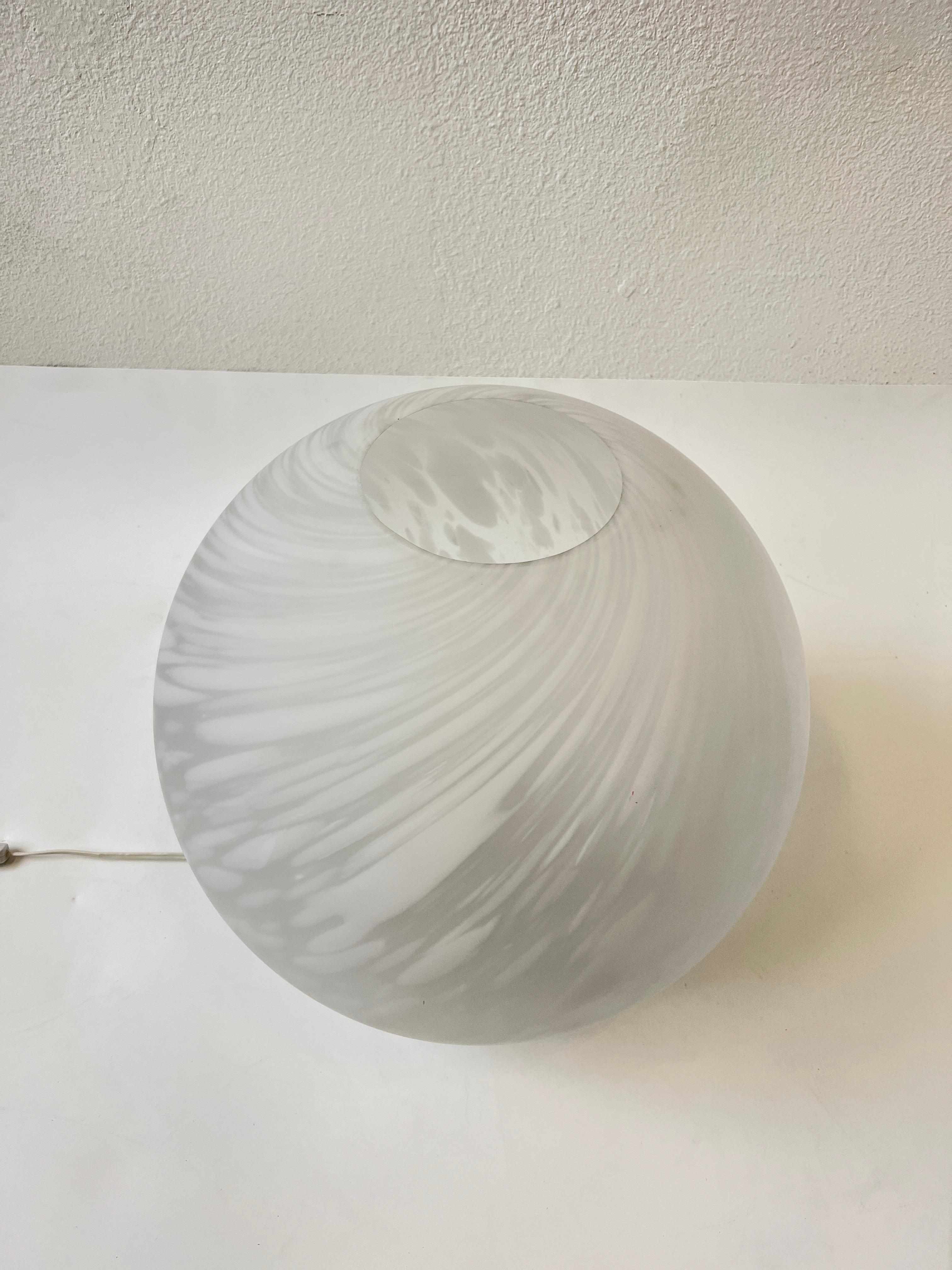 Lampe de table Globe en verre de Murano italien par Mazzega en vente 1