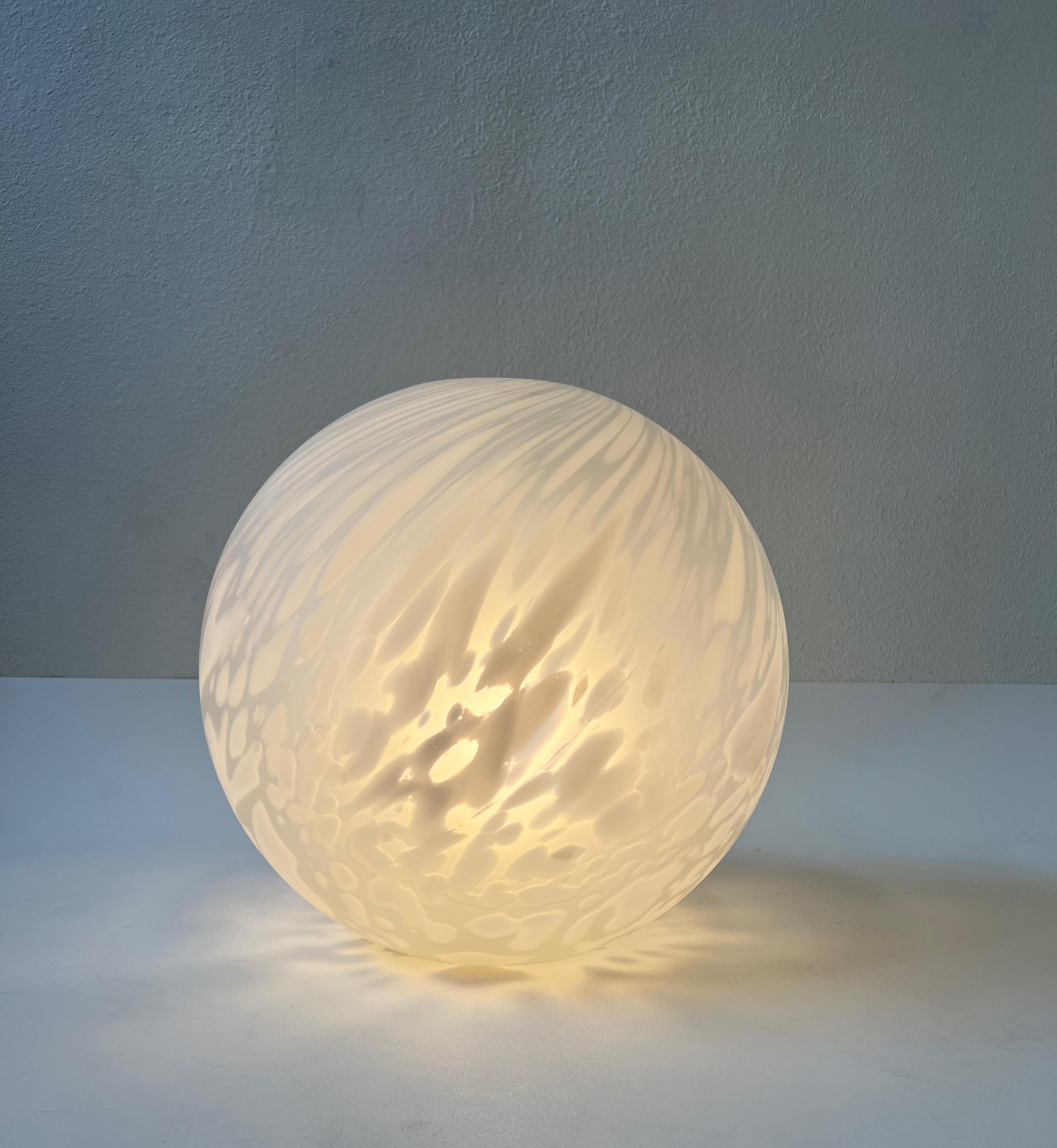 Italian Murano Glass Globe Table Lamp by Mazzega For Sale 4