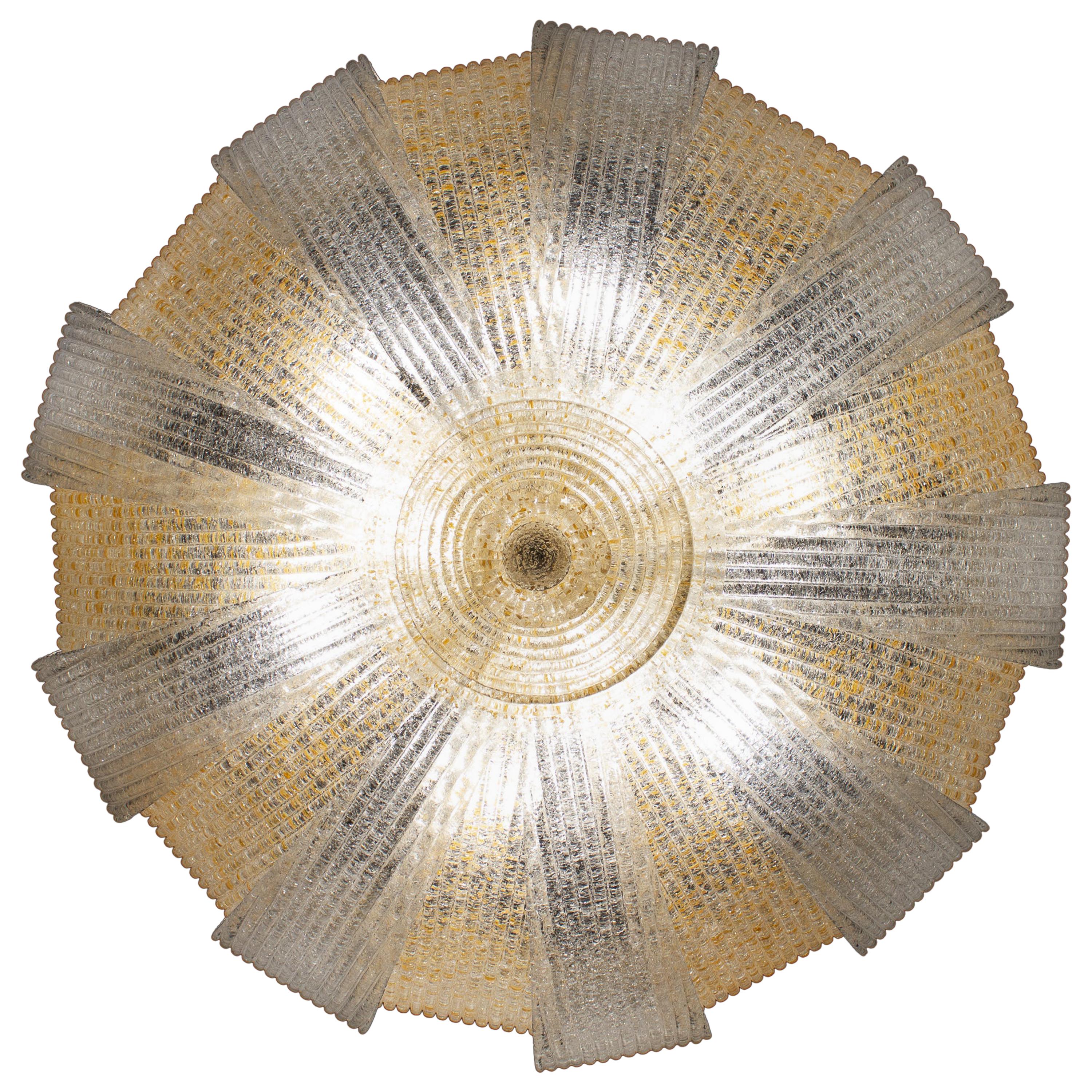 Exklusive Produktion mit kostbaren Murano-Glasblättern mit Goldeinlage, die einen fabelhaften Lichteffekt erzeugen.
Auch mit eisfarbenen Gläsern erhältlich.
Rahmen; vergoldet oder vernickelt.
Sechs Glühbirnen E 27. Wir können für Ihr Land