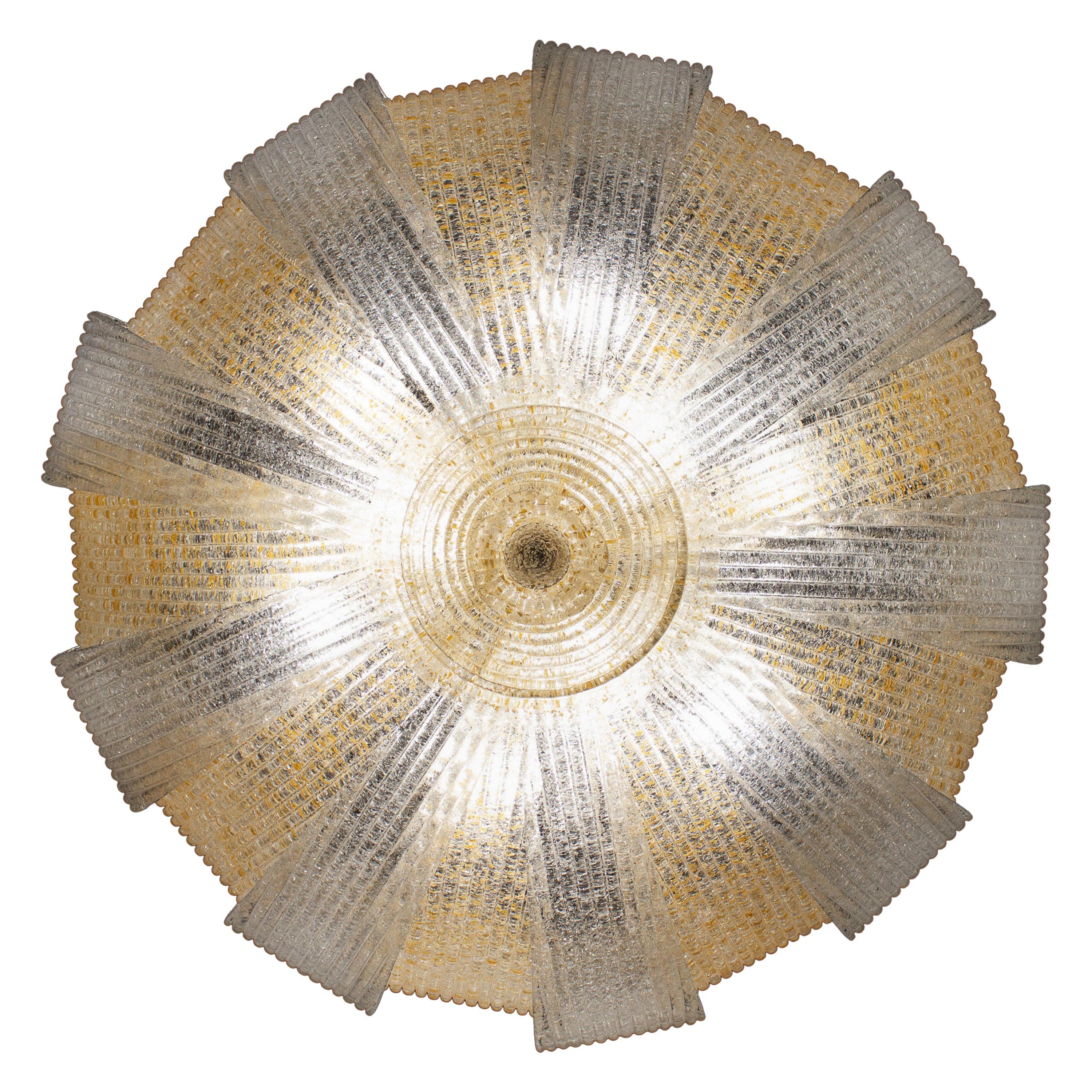Exklusive Produktion mit kostbaren Murano-Glasblättern mit Goldeinlage, die einen fabelhaften Lichteffekt erzeugen.
Auch mit eisfarbenen Gläsern erhältlich.
Rahmen; vergoldet oder vernickelt.
Sechs Glühbirnen E 27. Wir können für Ihr Land Standards