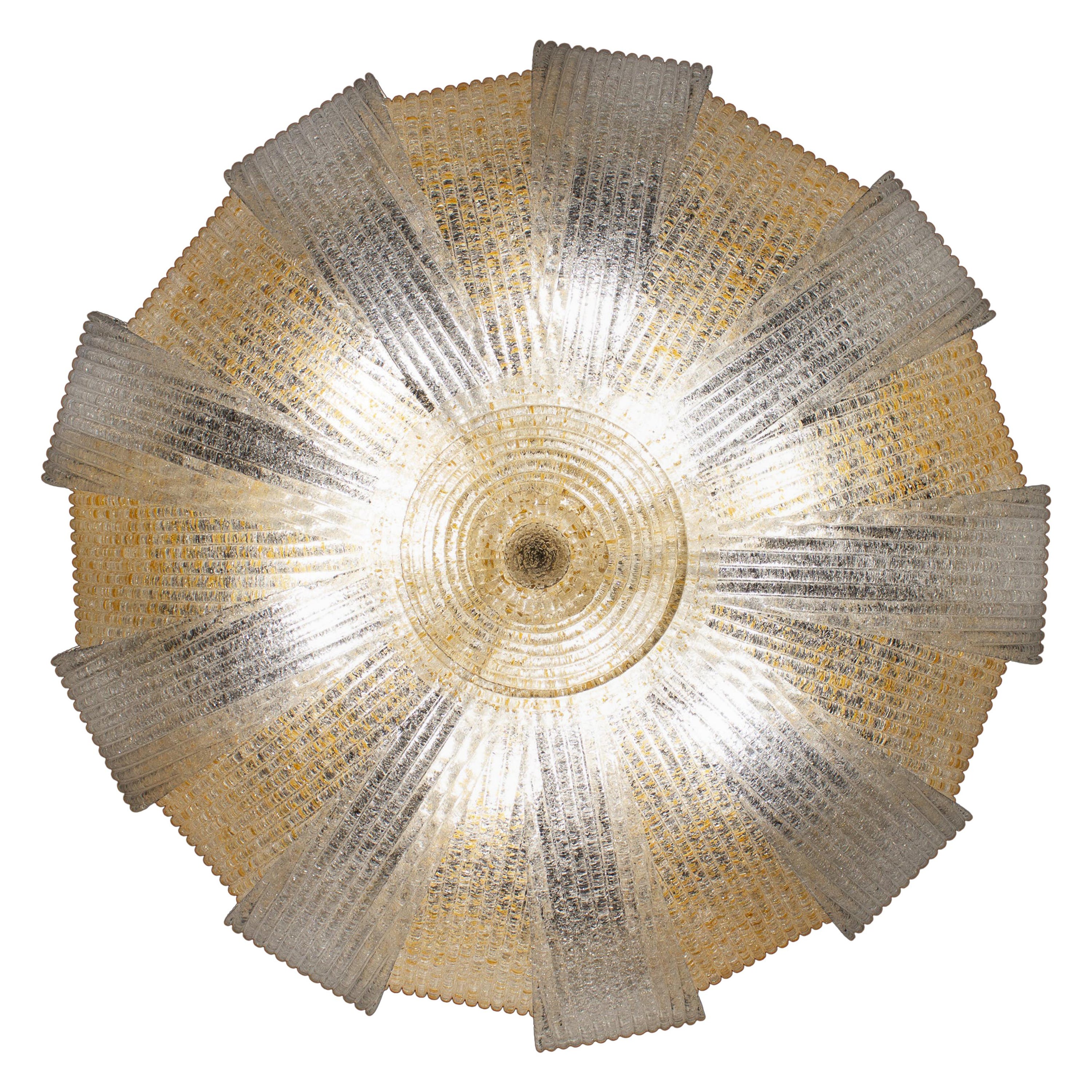 Production exclusive avec de précieuses feuilles de verre de Murano avec intrusion d'or, créant un fabuleux effet de lumière.
Disponible également avec des verres de couleur glace.
Cadre : plaqué or ou nickel.
Six ampoules E 27. Nous pouvons adapter
