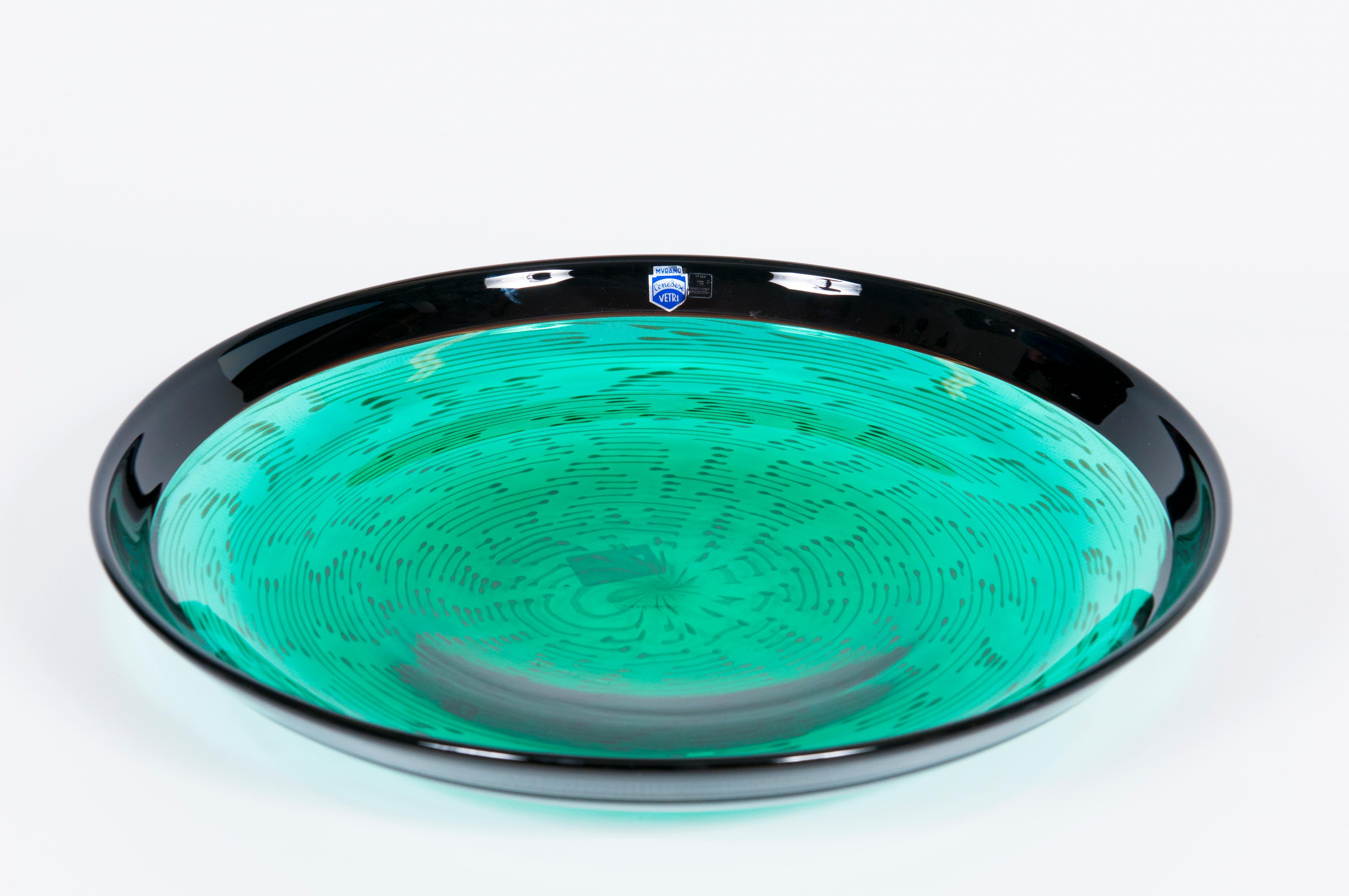 Italienisches Murano-Glas, grüner Tafelaufsatz, von Cenedese, 1970er Jahre

Diese wunderbare Platte ist ein schönes Beispiel für Murano-Glaskunst, die 1980 von der renommierten Firma Cenedese hergestellt wurde. Das Innere des Tellers ist leuchtend