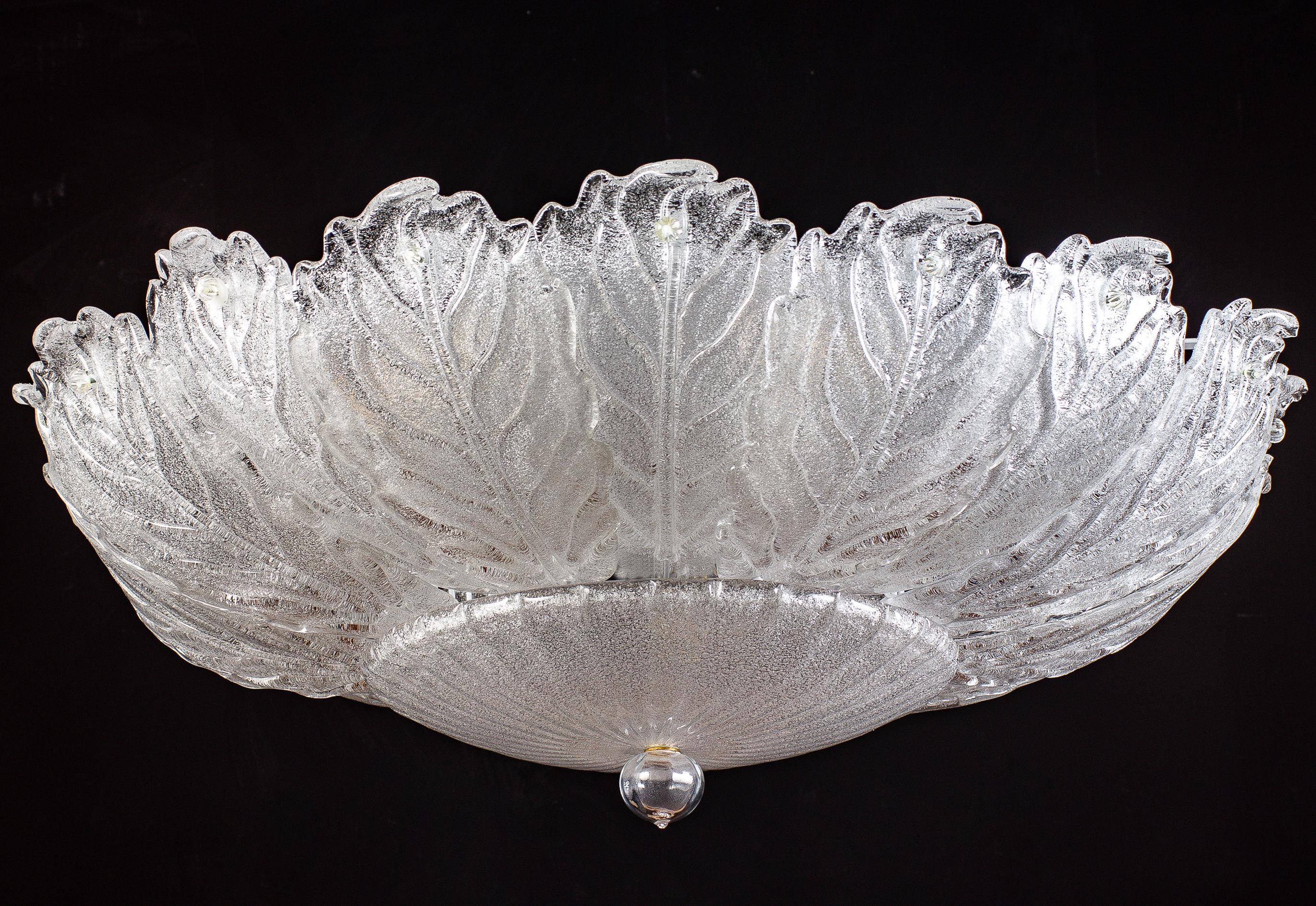 Étonnant plafonnier en verre de Murano, composé de précieux verres de feuilles de glace soufflés à la main, a l'aspect d'une grande fleur précieuse.
Nettoyé et recâblé, en parfait état de marche et prêt à être utilisé. Vintage, en excellent état.