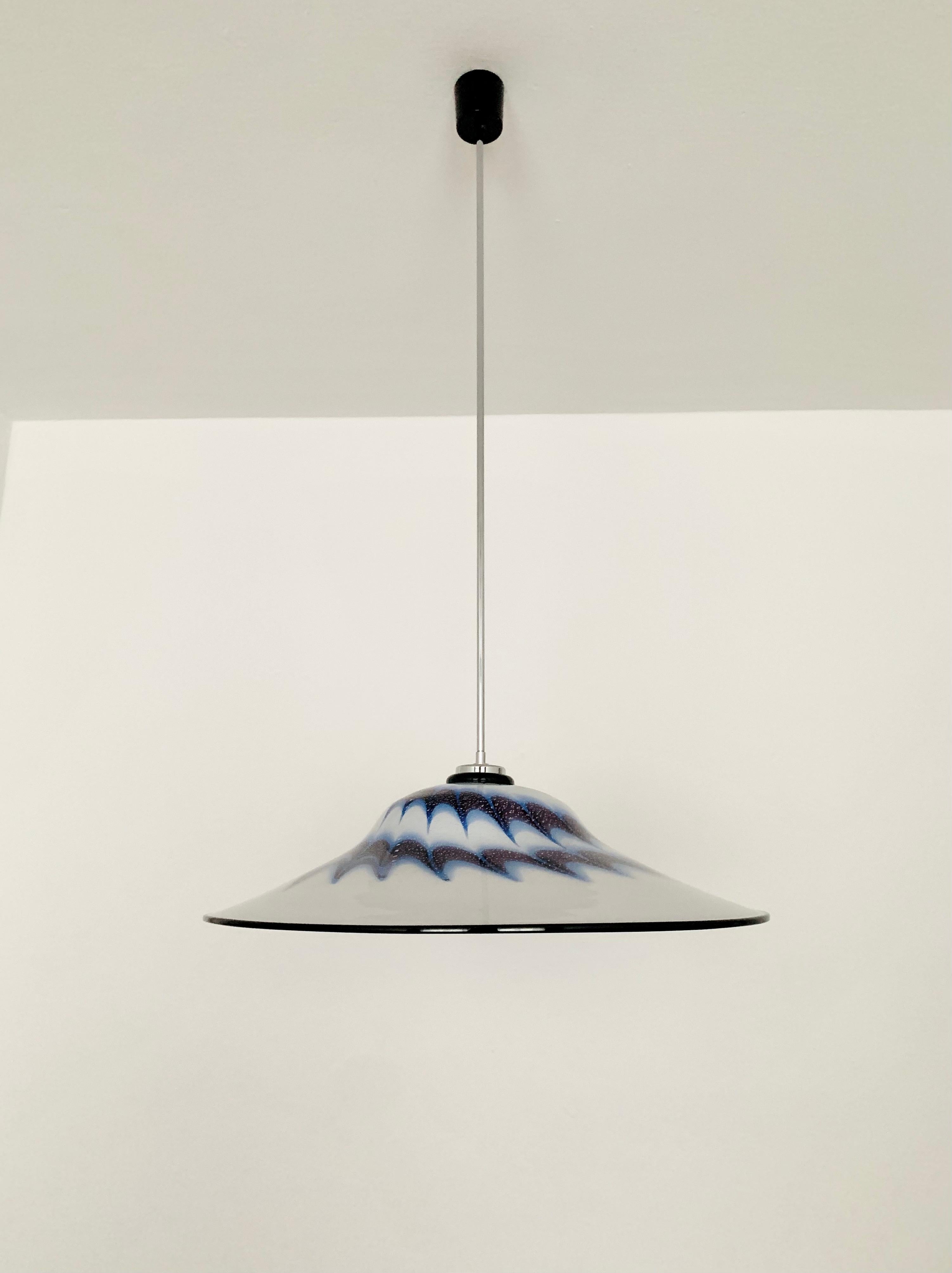 Splendida e grande lampada italiana in vetro di Murano degli anni '60.
Un design straordinariamente riuscito e una lavorazione di altissima qualità.
La lampada è molto elegante e diffonde una bella luce.

Condizioni:

Condizioni vintage molto