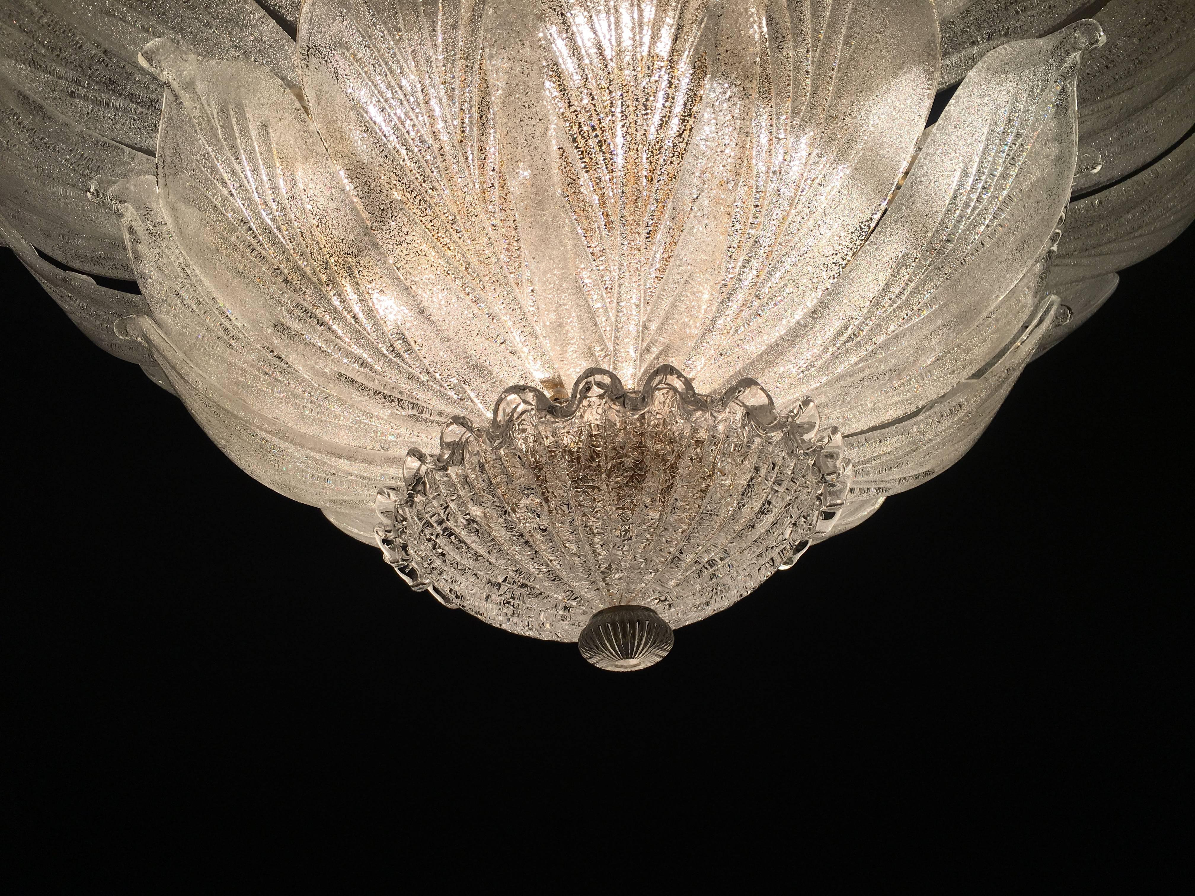 Realized in pure Murano glass consists of an incredible number of leaves. The structure is gilt-metal. 18 lights spread a magical light.
Available 3 of this item.
 Measures: Diameter 100 cm, height 46 cm without the chain.