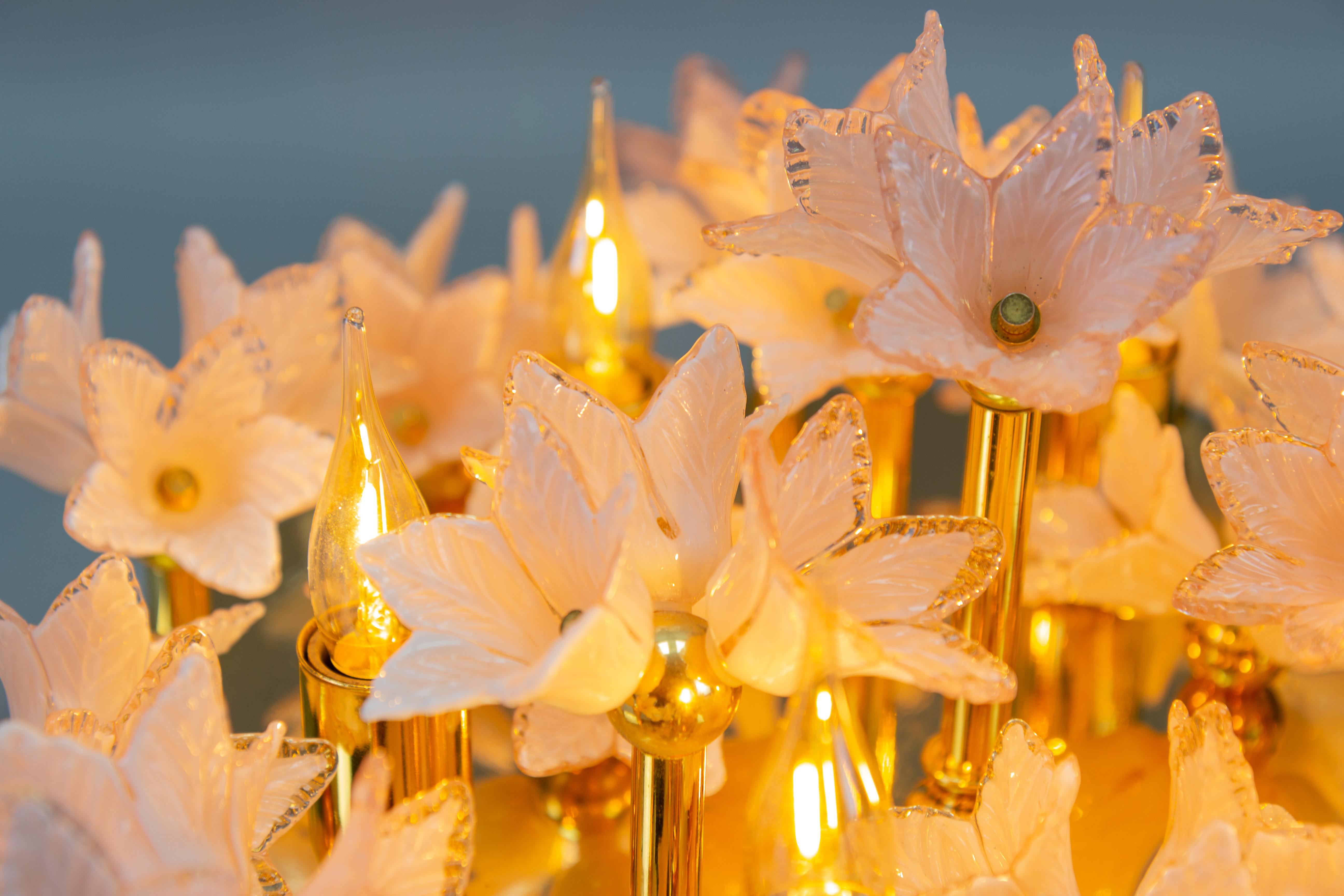 Italienisches Murano Glas Licht Pastellrosa Blumen und Messing Sechs-Licht Flush Mount (Handgefertigt) im Angebot